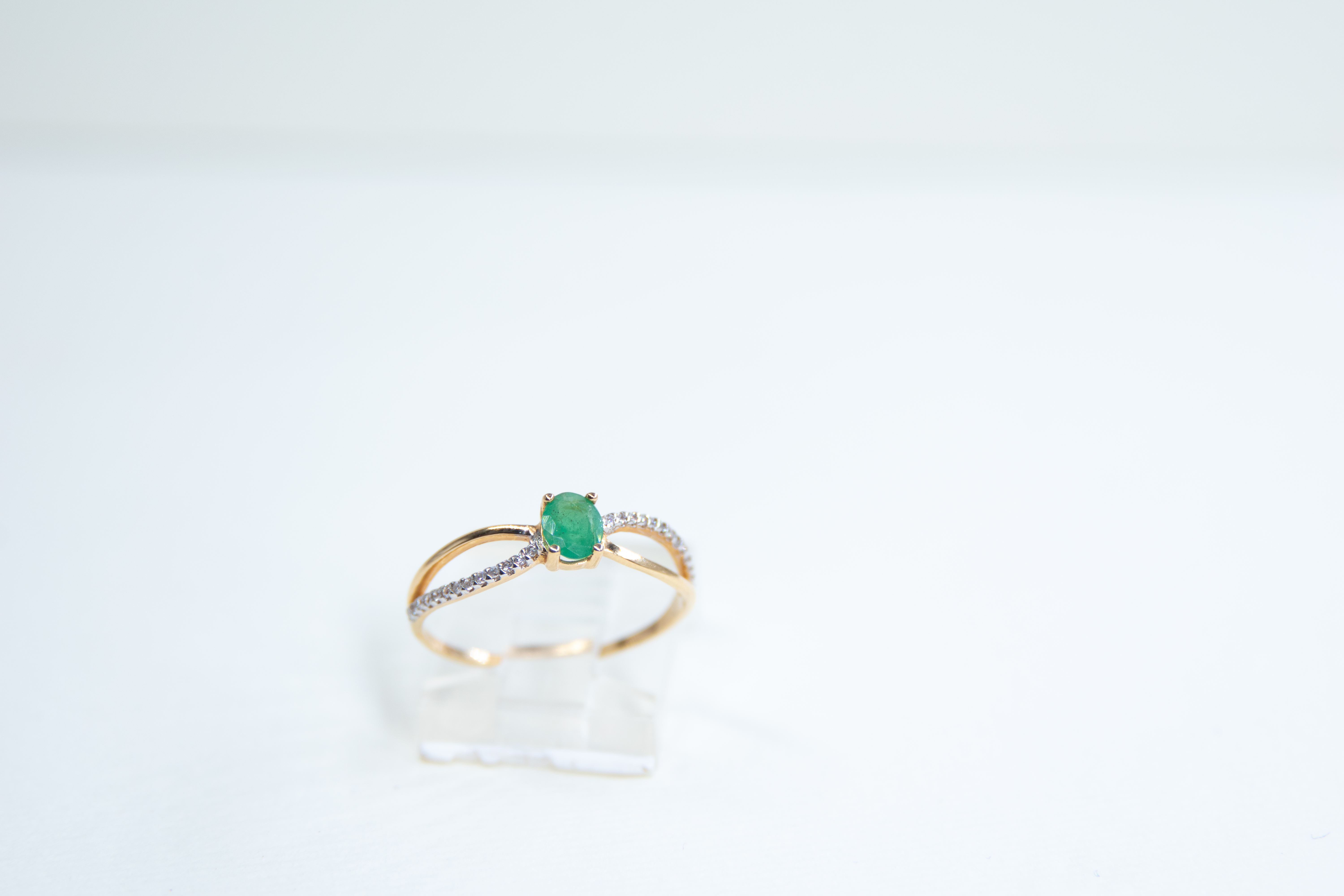 Anillo de oro con esmeralda