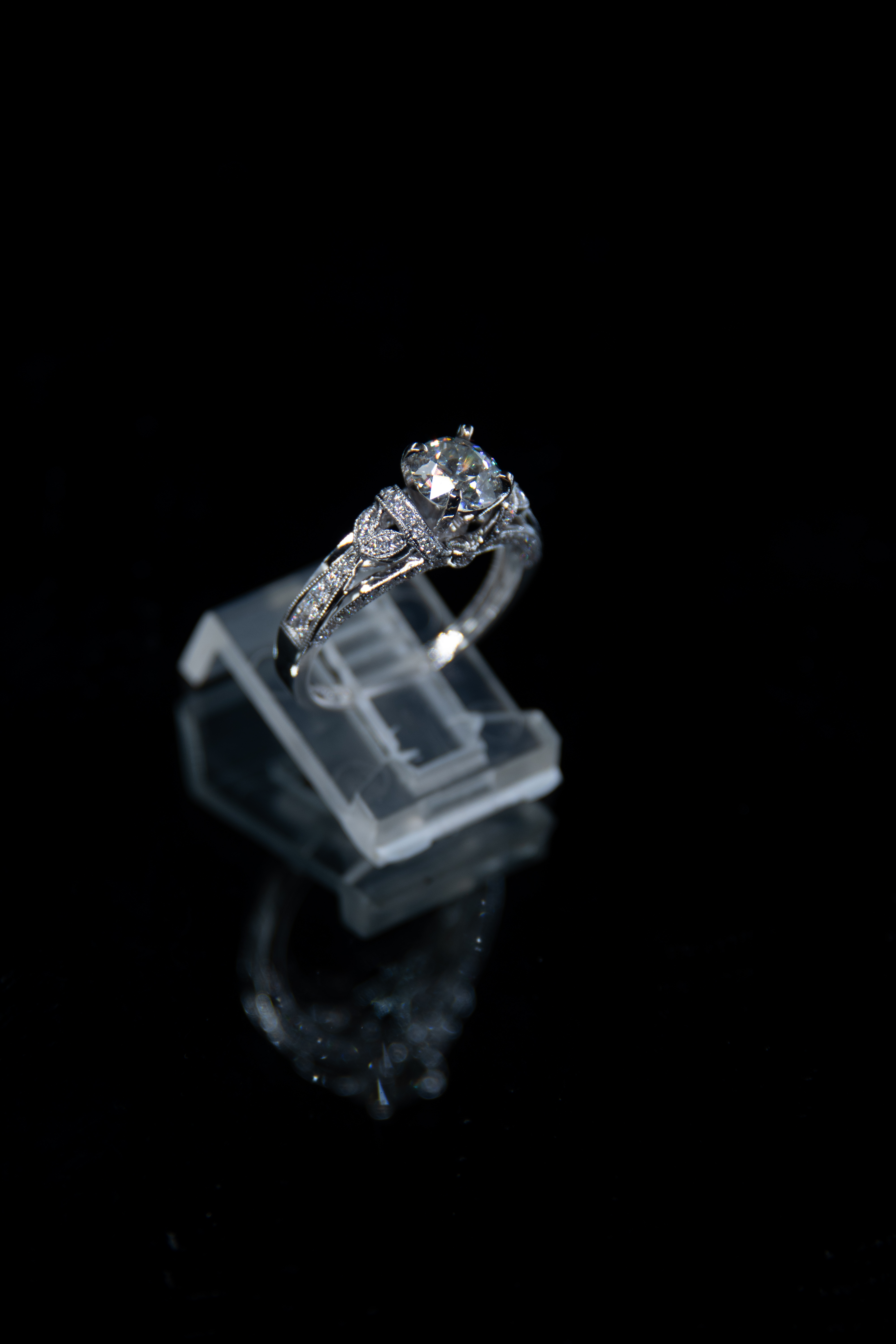 Oro blanco con diamantes