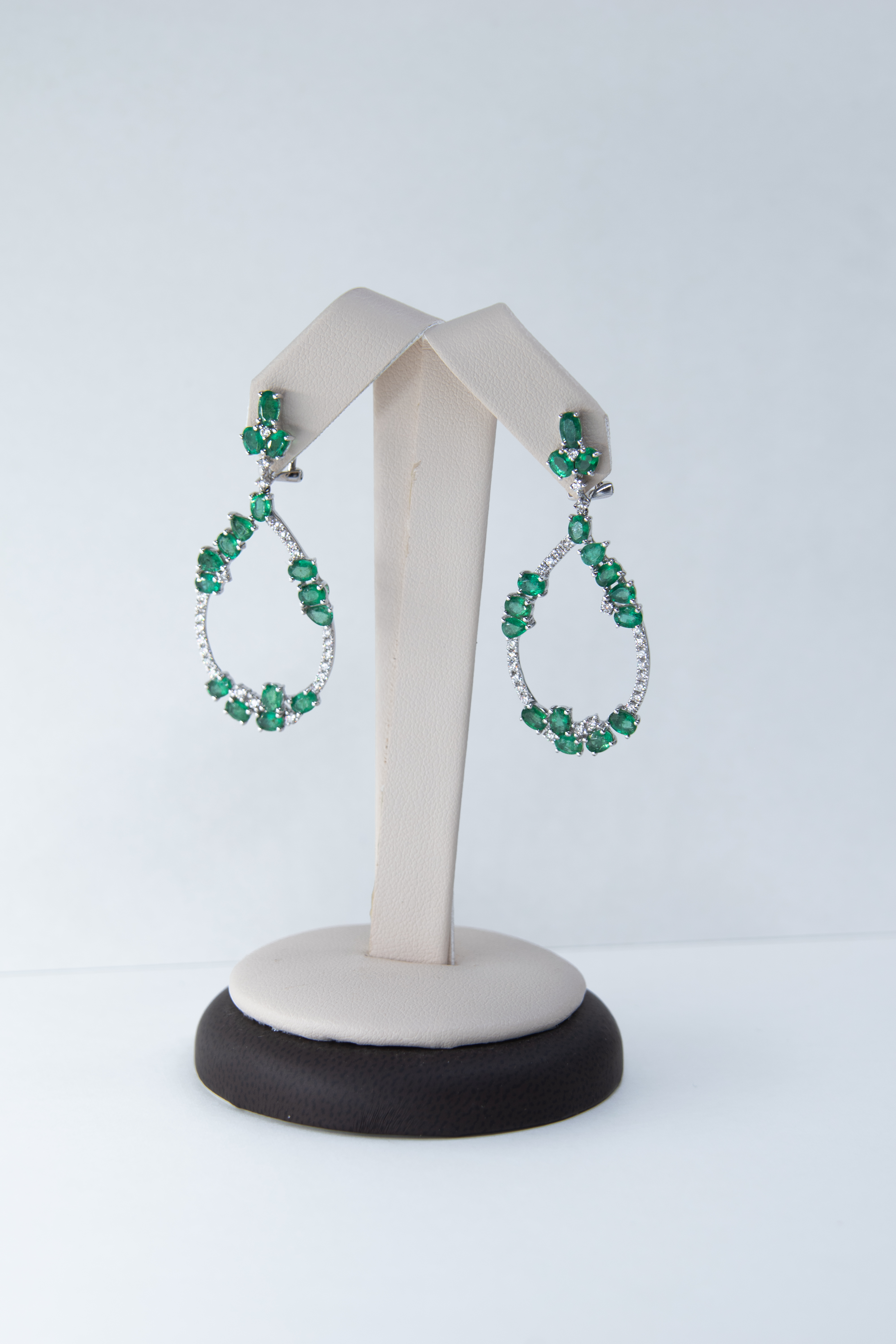 Aretes de aro en oro amarillo con esmeraldas