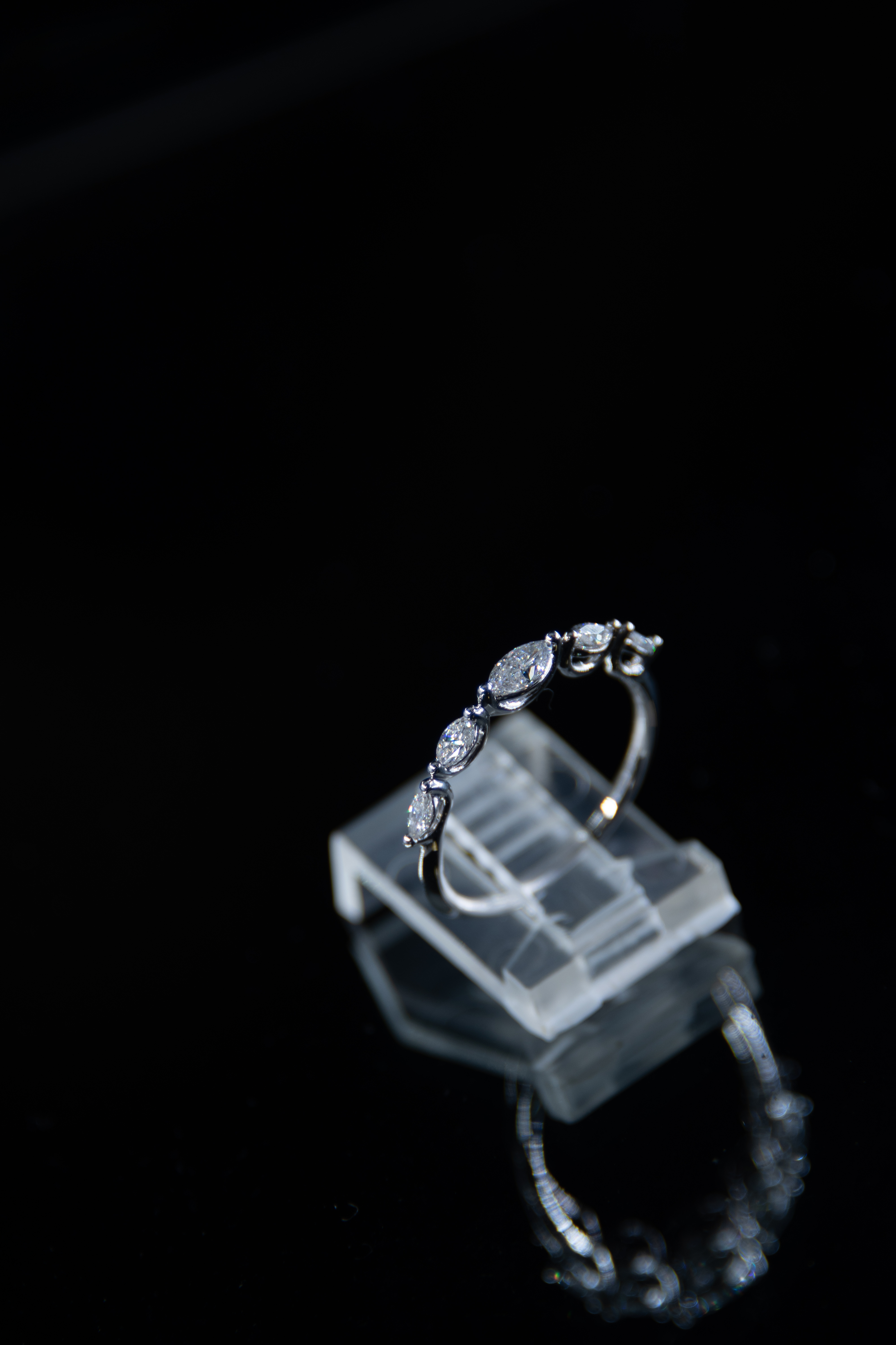 Anèla d’argient cun diamants