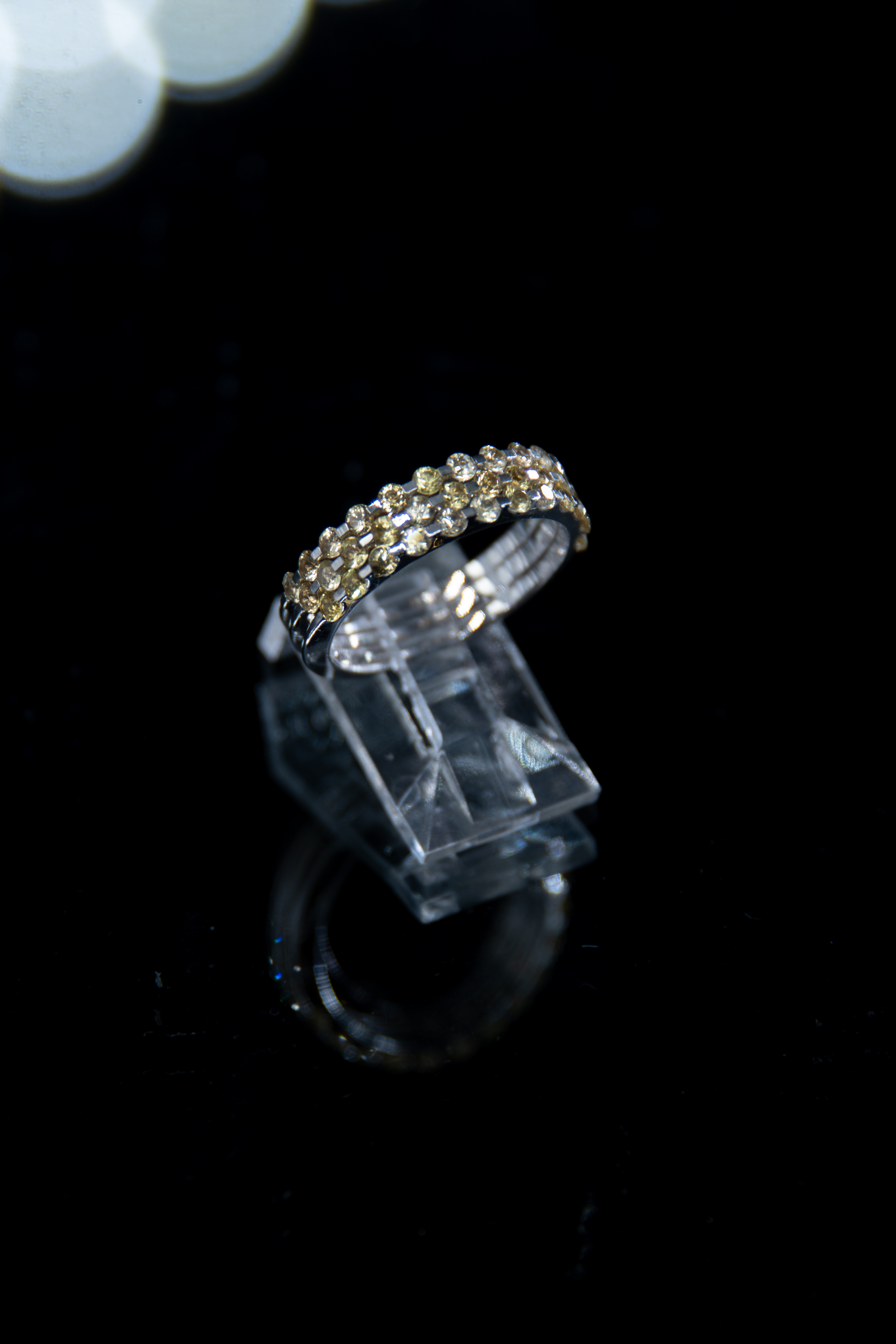 Oro blanco con diamantes. 