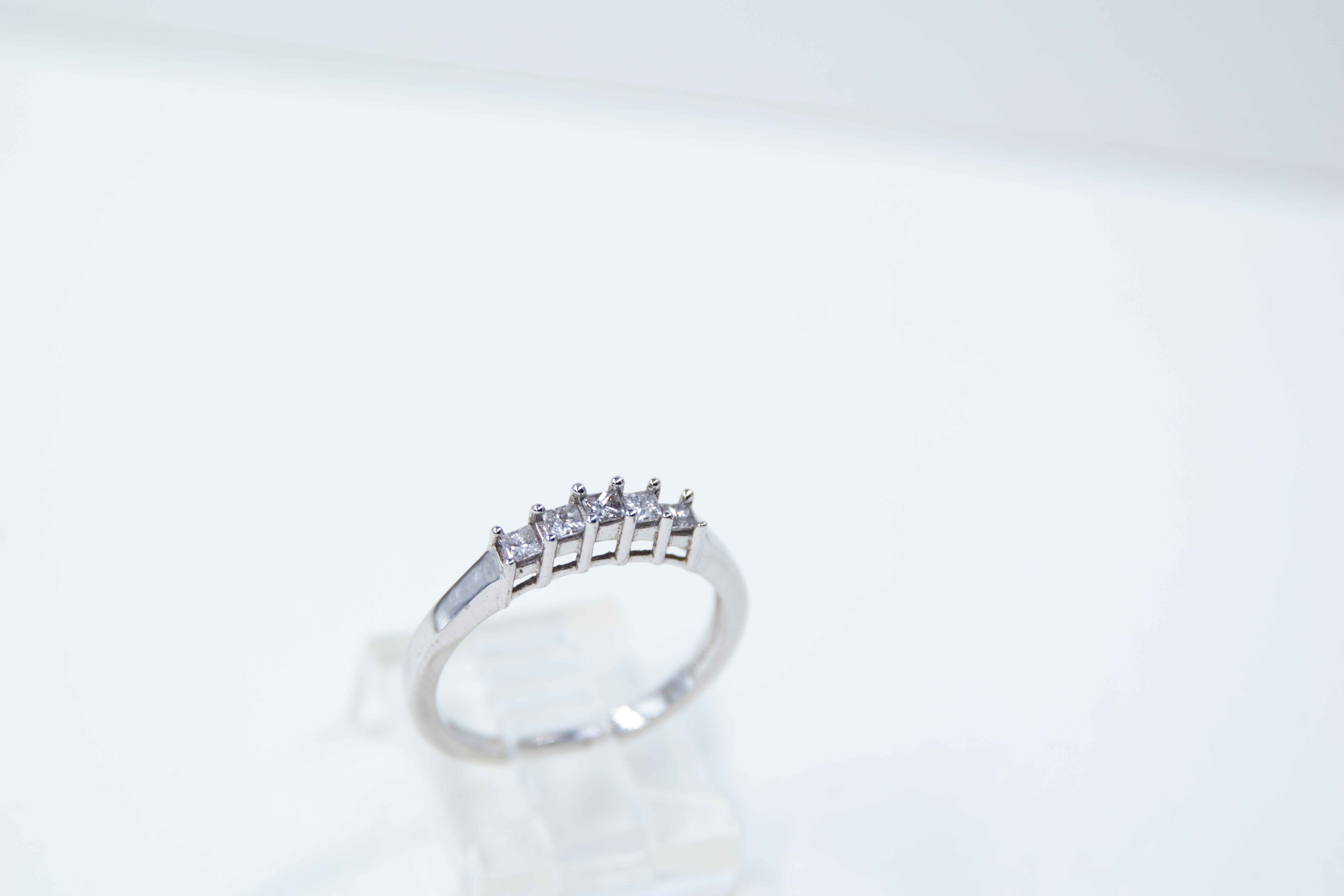 Elegante anillo de Oro blanco con diamantes