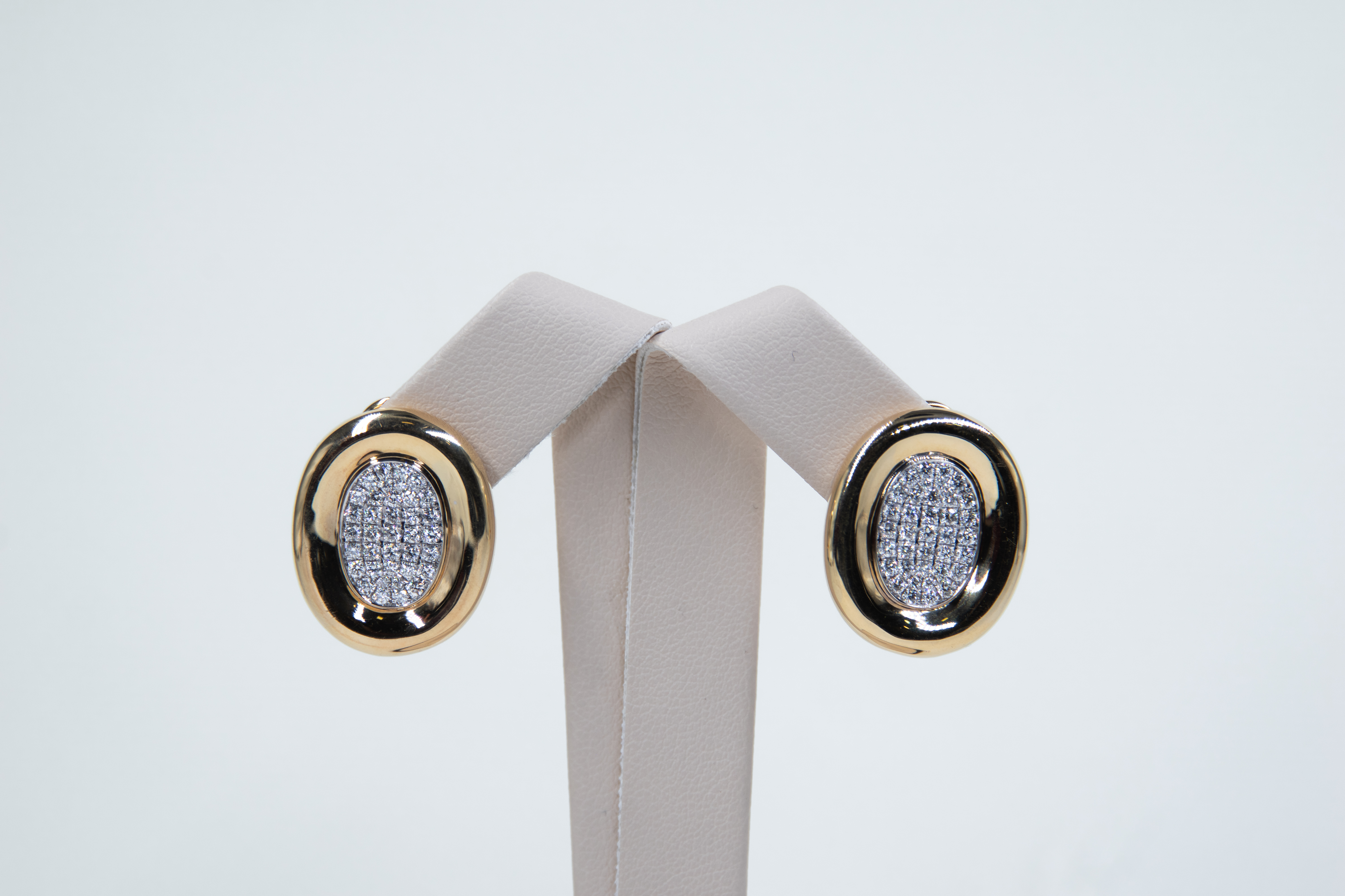 Aretes ovalados de oro y diamantes