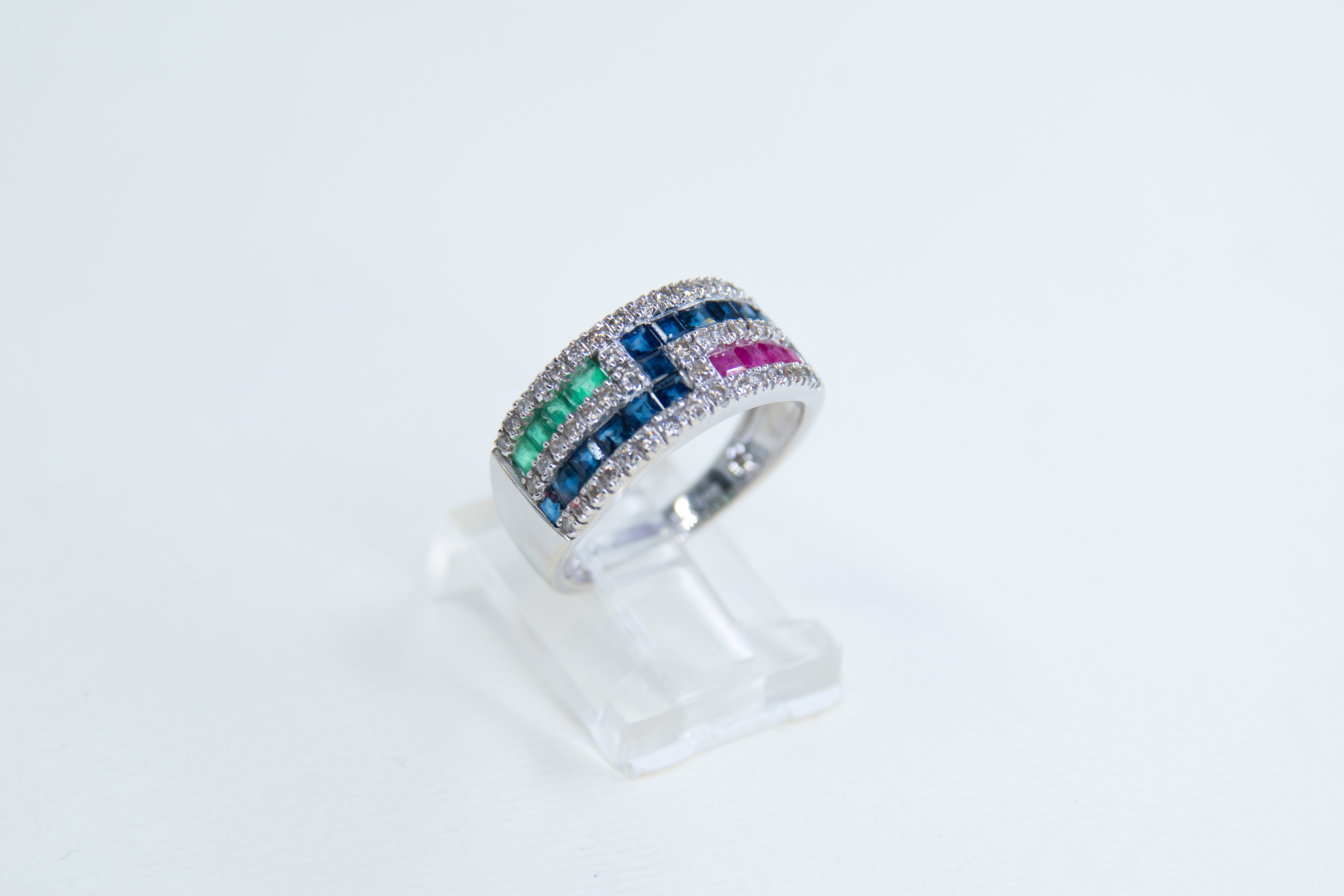 Anillo de plata con piedras preciosas multicolores