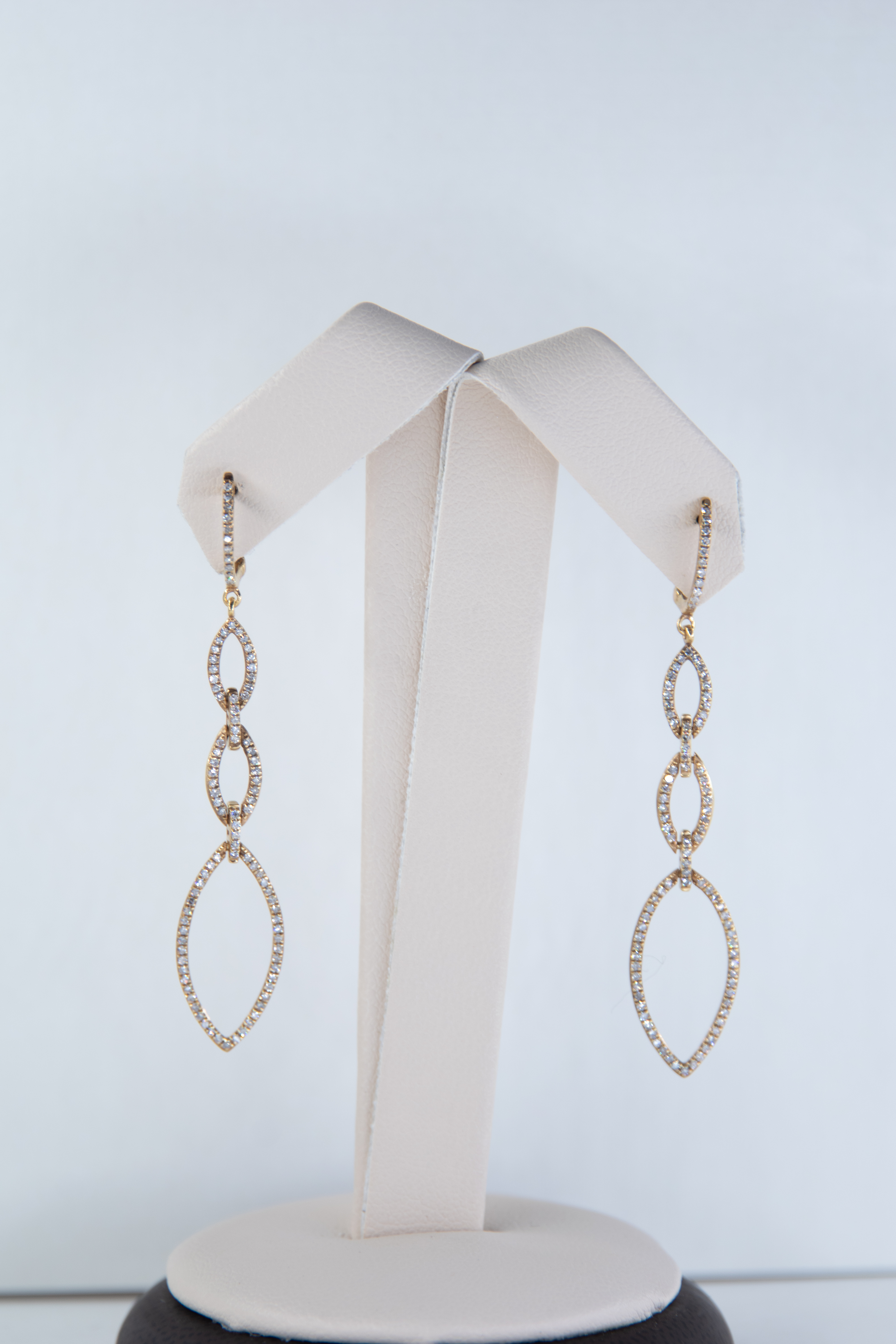 Elegantes aretes de diamantes