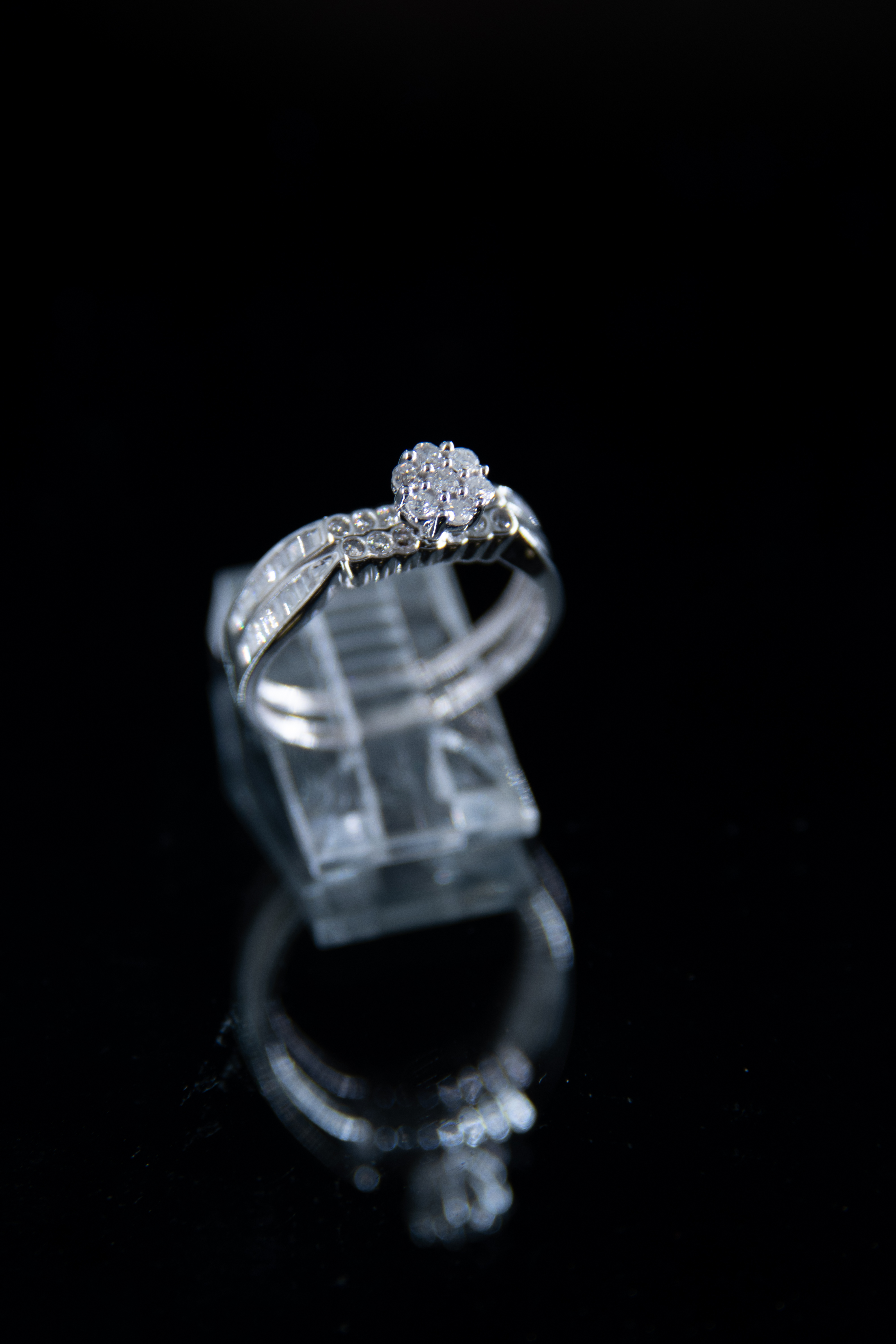Oro blanco con diamantes