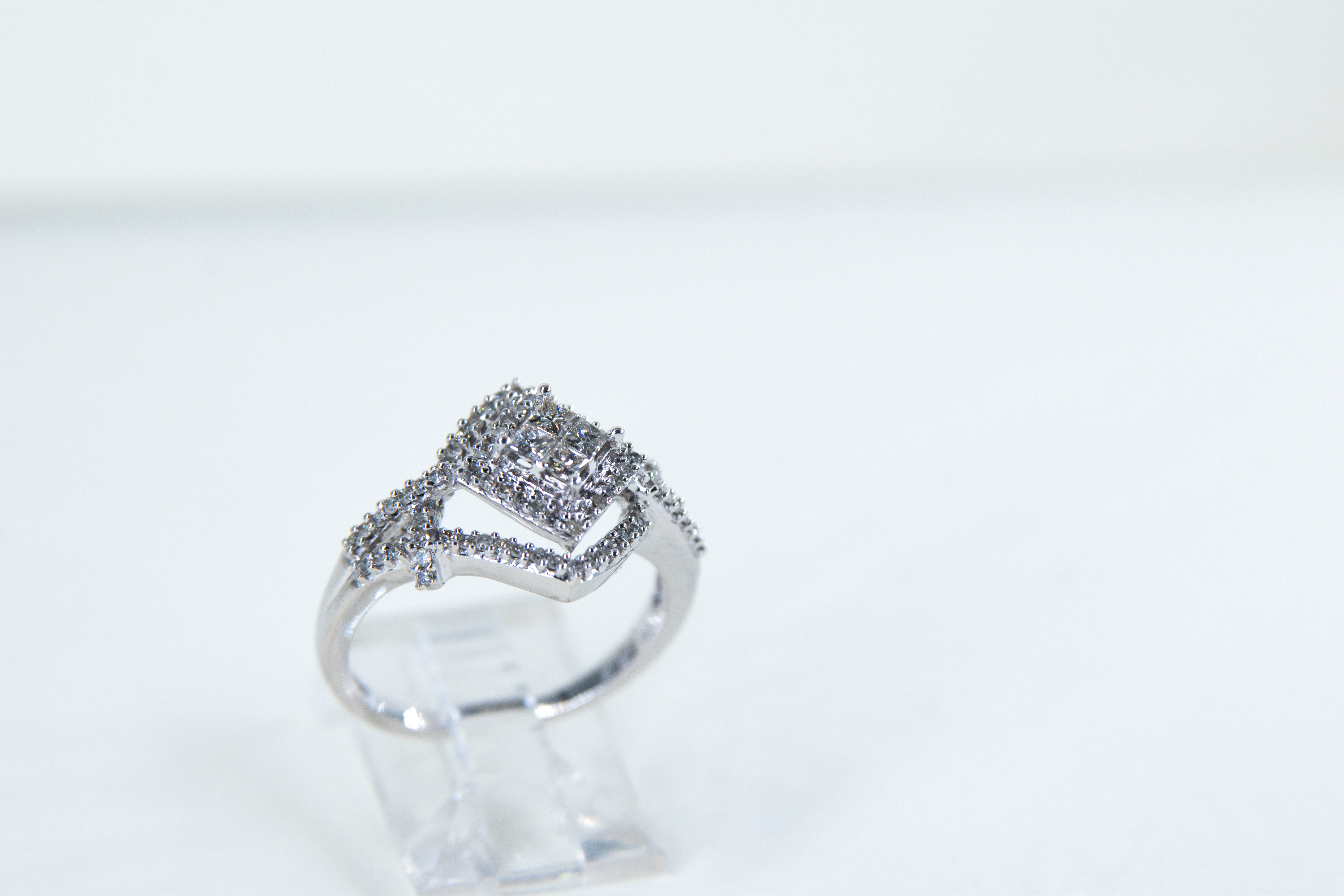 Elegante anillo de plata con diamantes