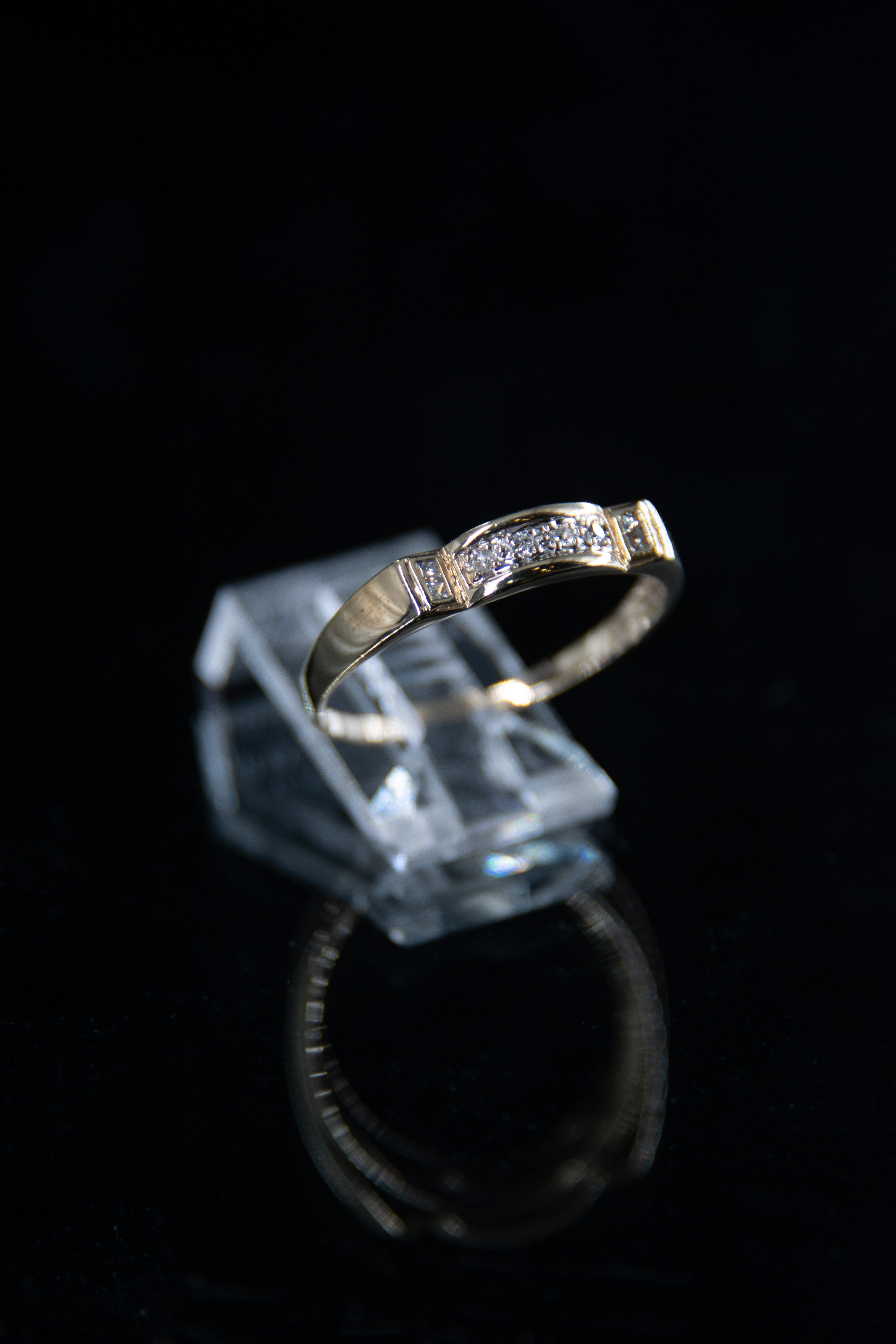 Anillo de oro con diamante