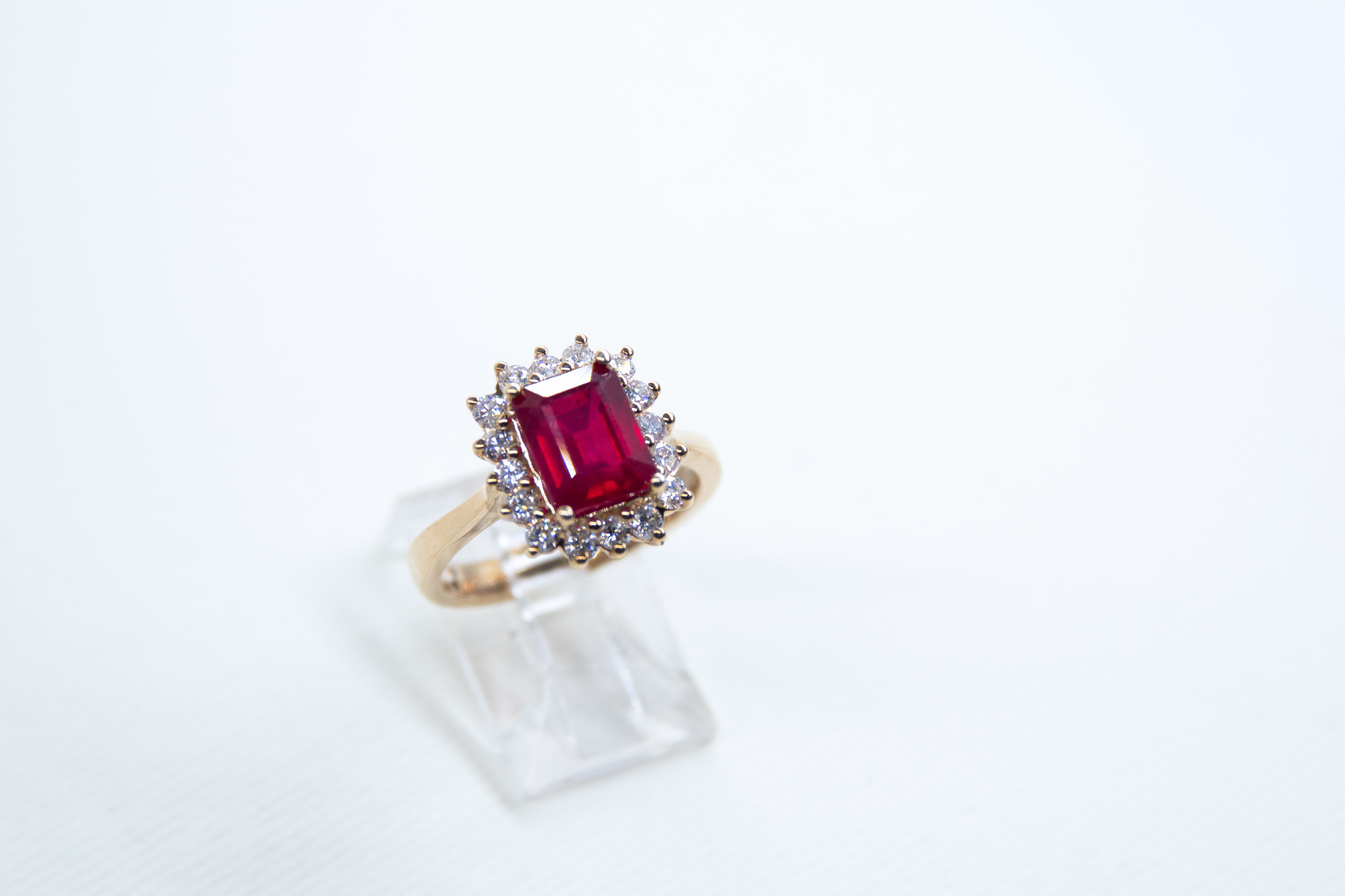 Anillo de oro con rubí y diamantes