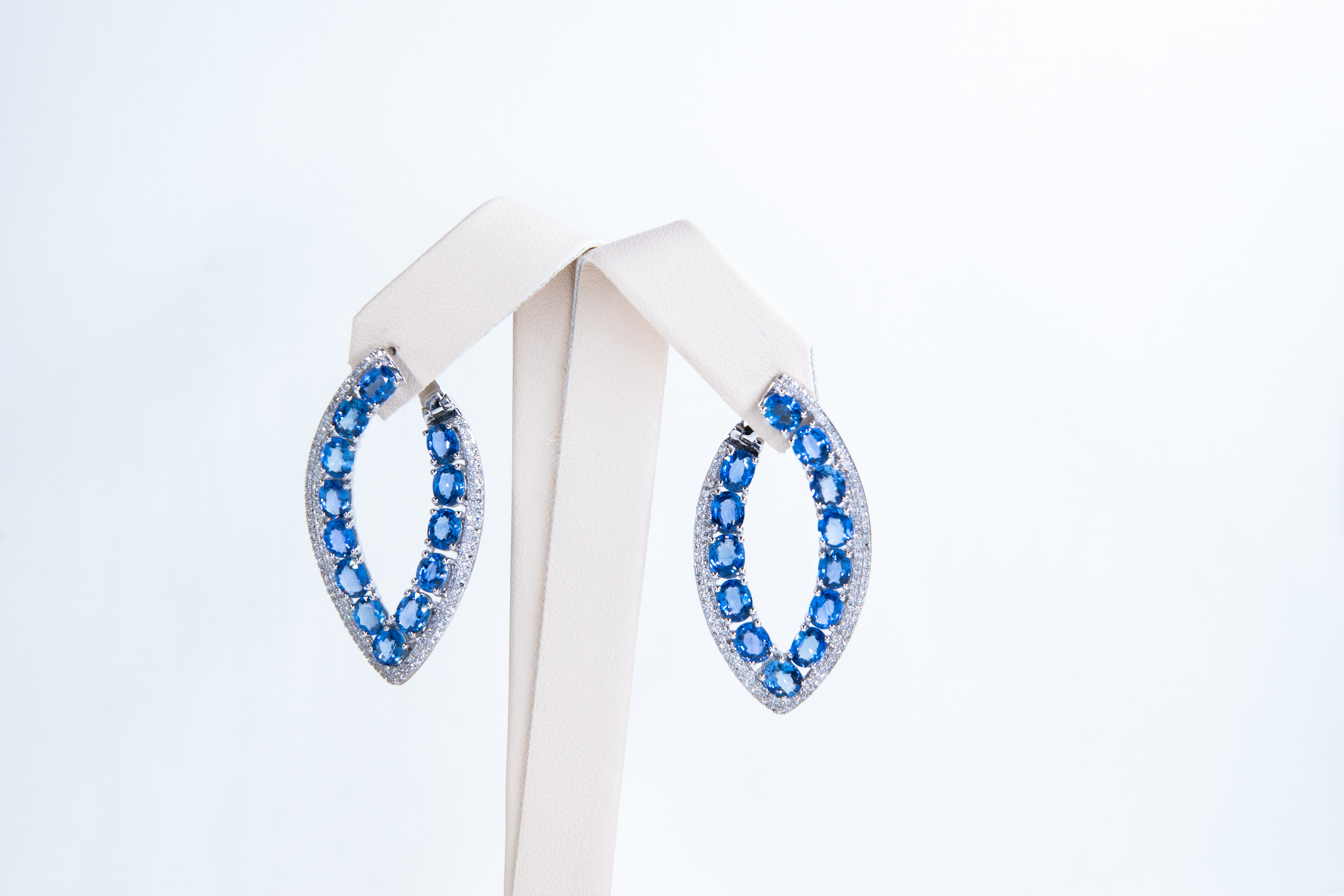 Aretes con gemas azules