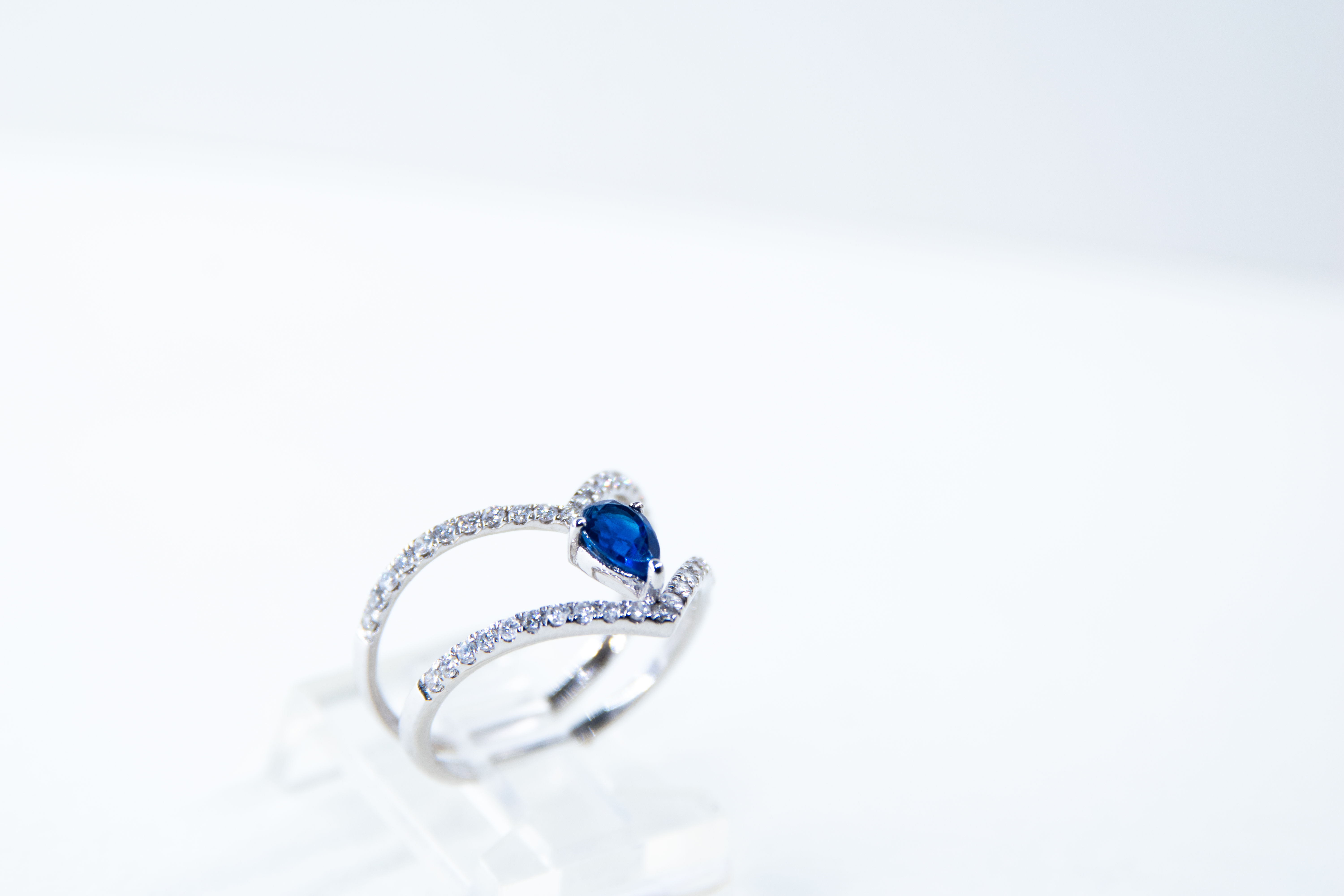Anillo de zafiro y diamantes