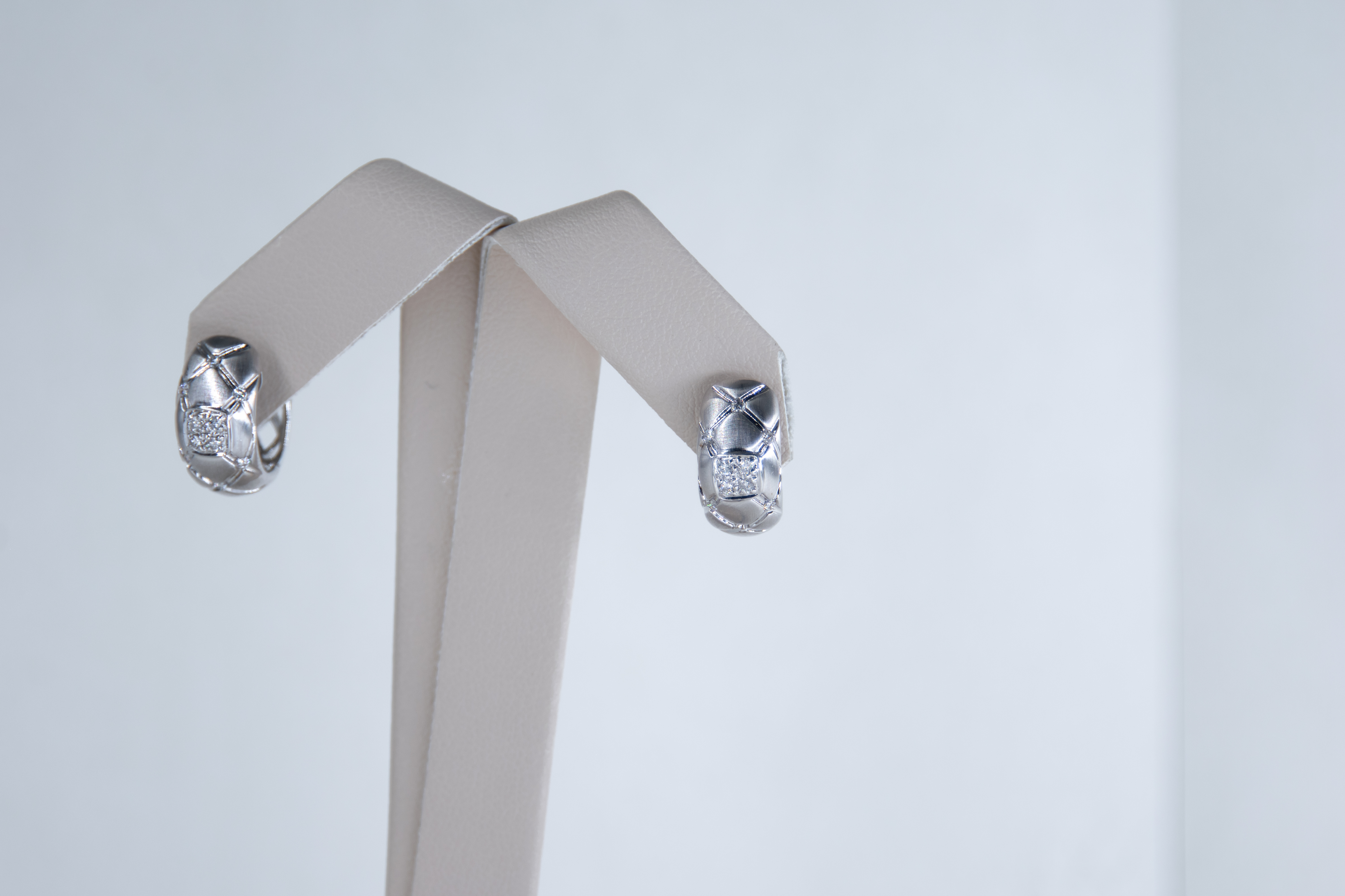 Aretes de aro en oro blanco
