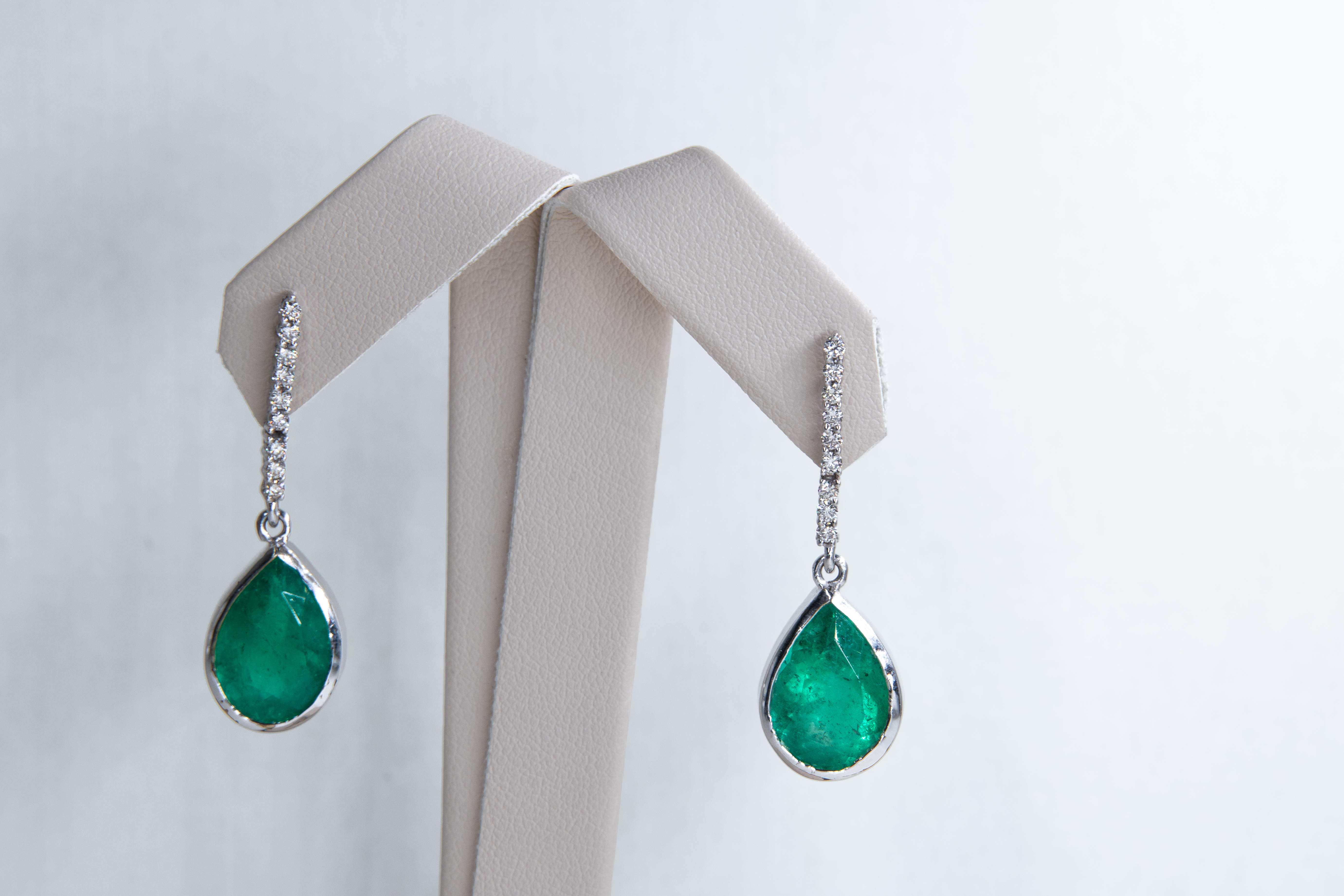 Aretes colgantes en oro amarillo con esmeraldas