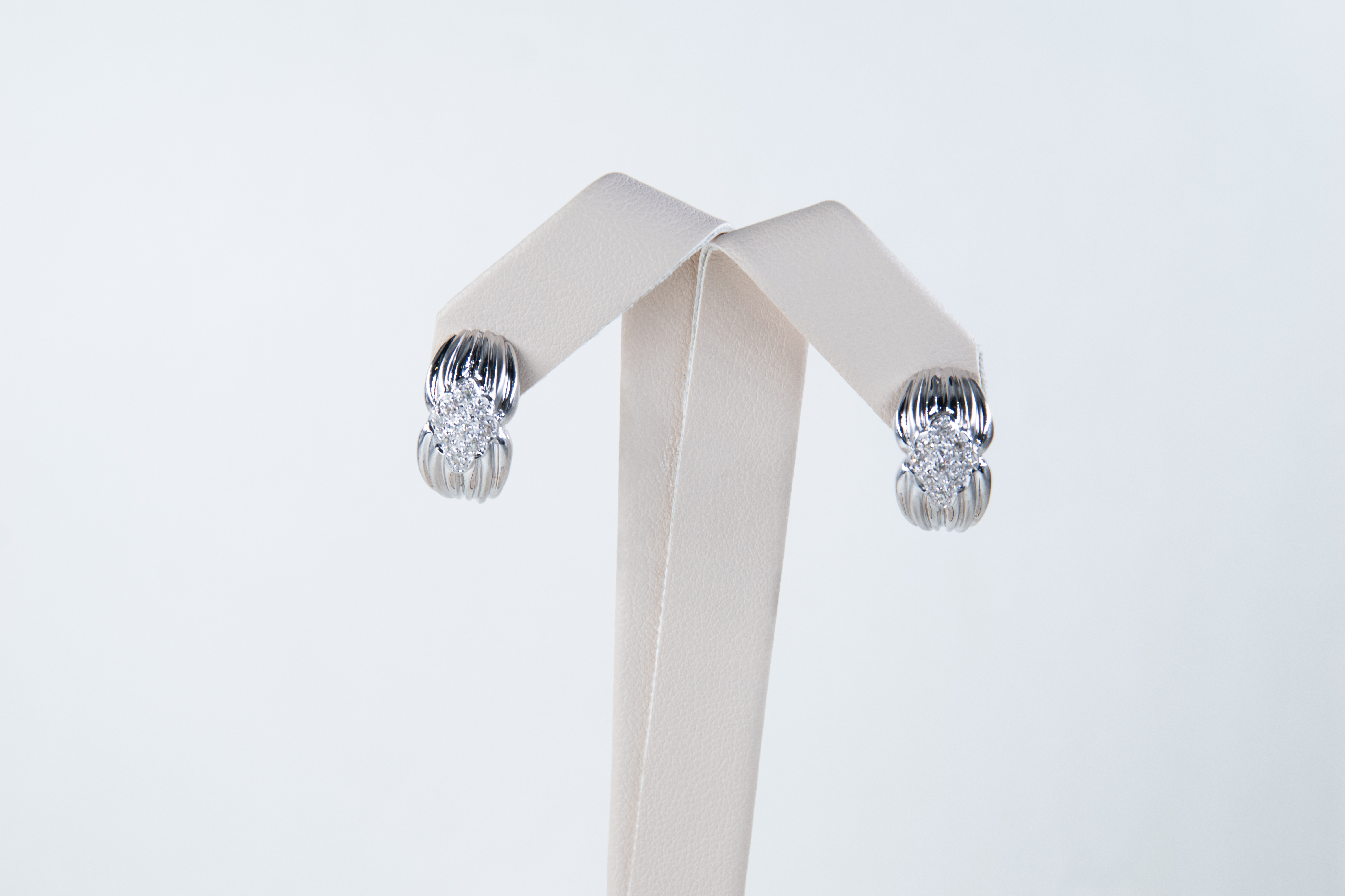 Aretes de aro en oro blanco