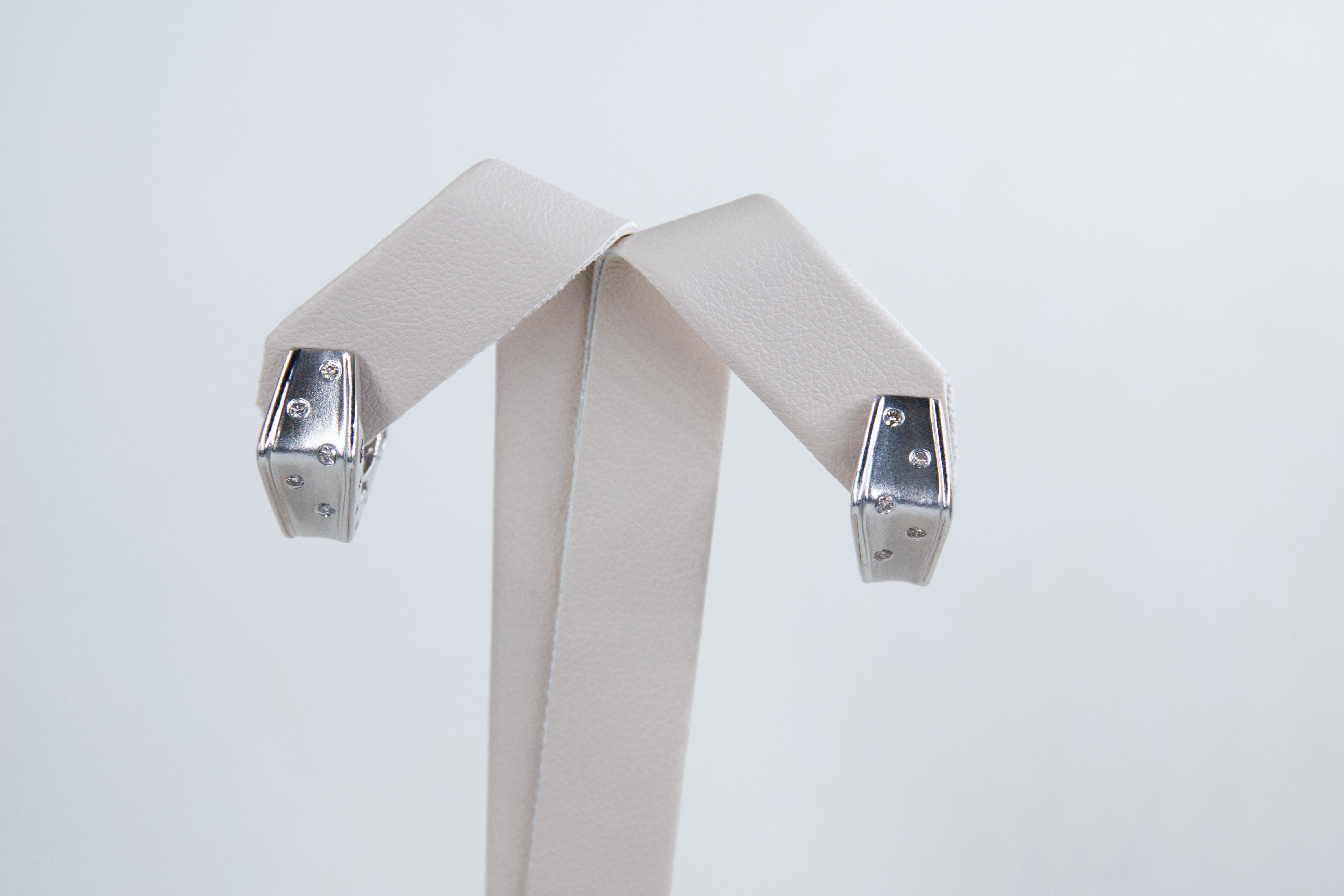 Aretes de aro en oro blanco
