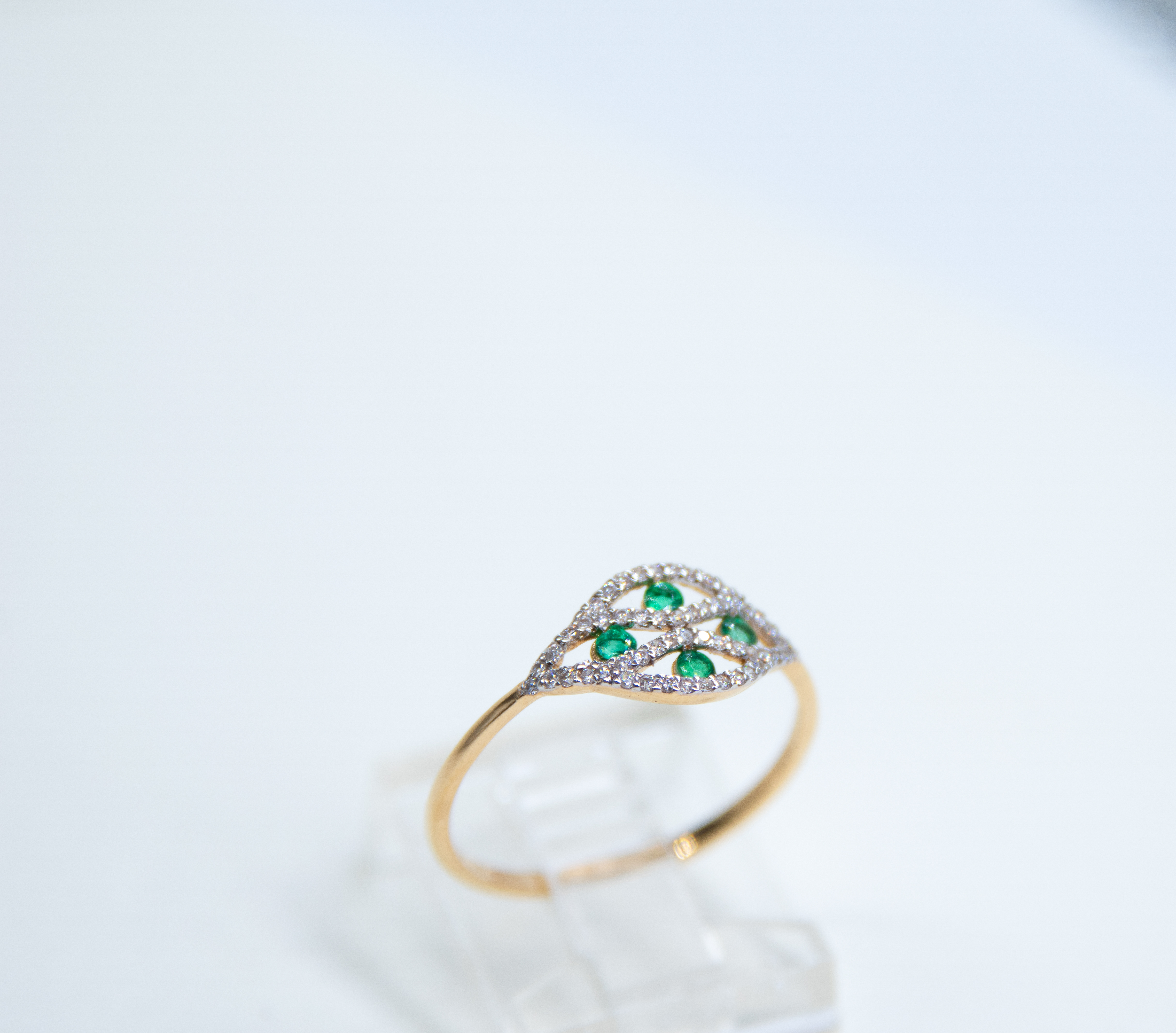 Elegante anillo de hoja de esmeralda