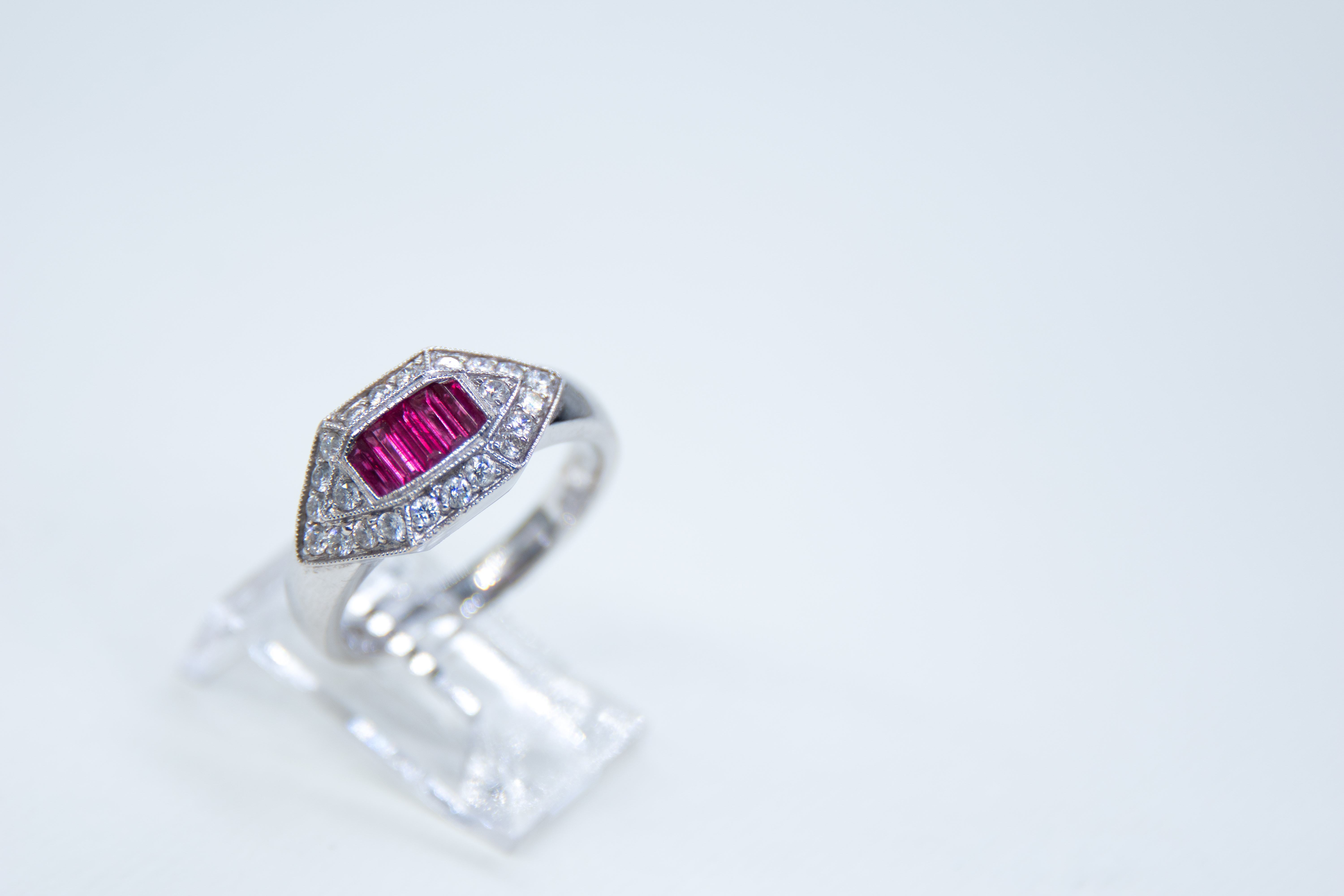Anillo de plata con rubí y diamantes