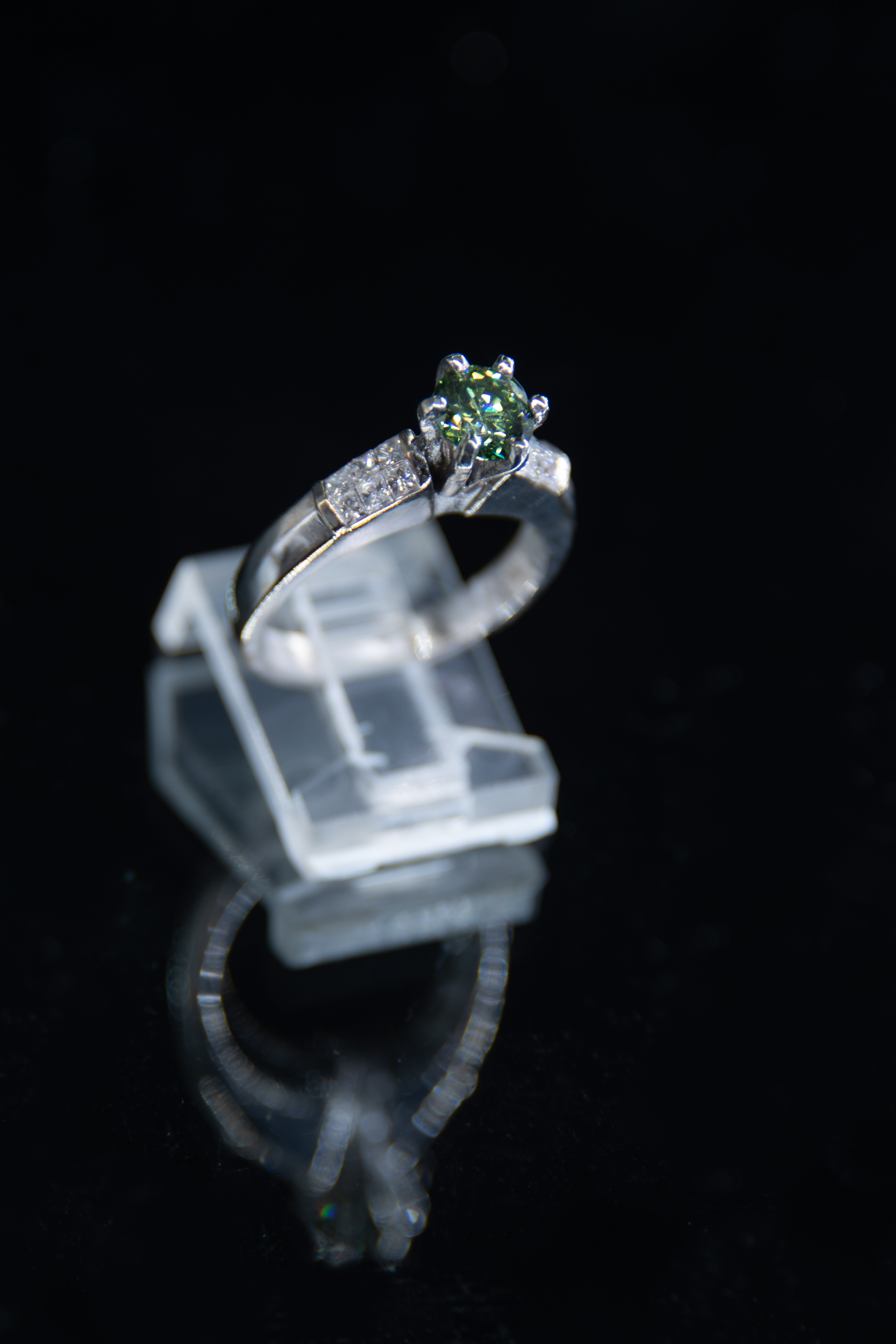 Anillo de plata con Diamante verde