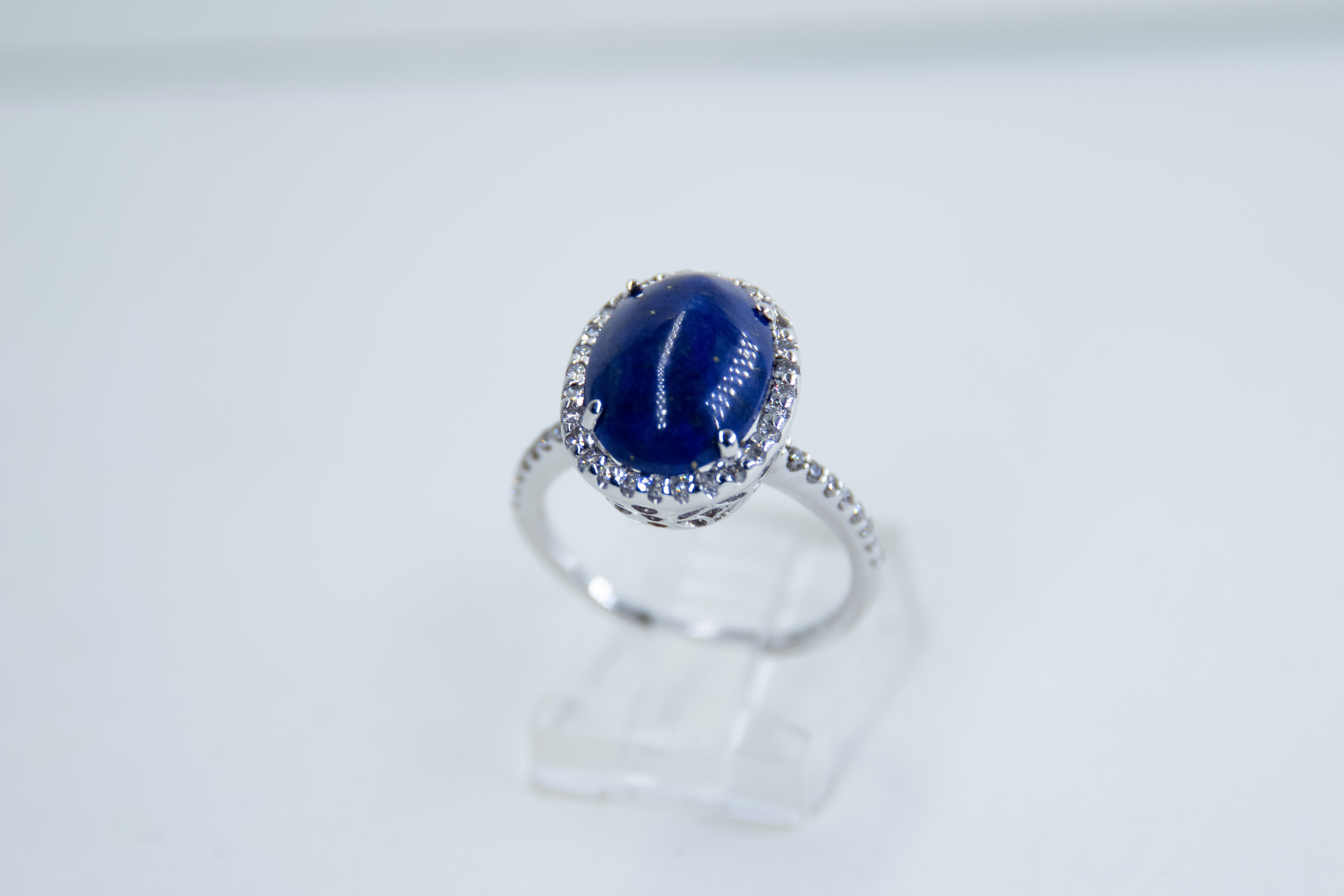 Anillo de plata de ley con zafiro azul