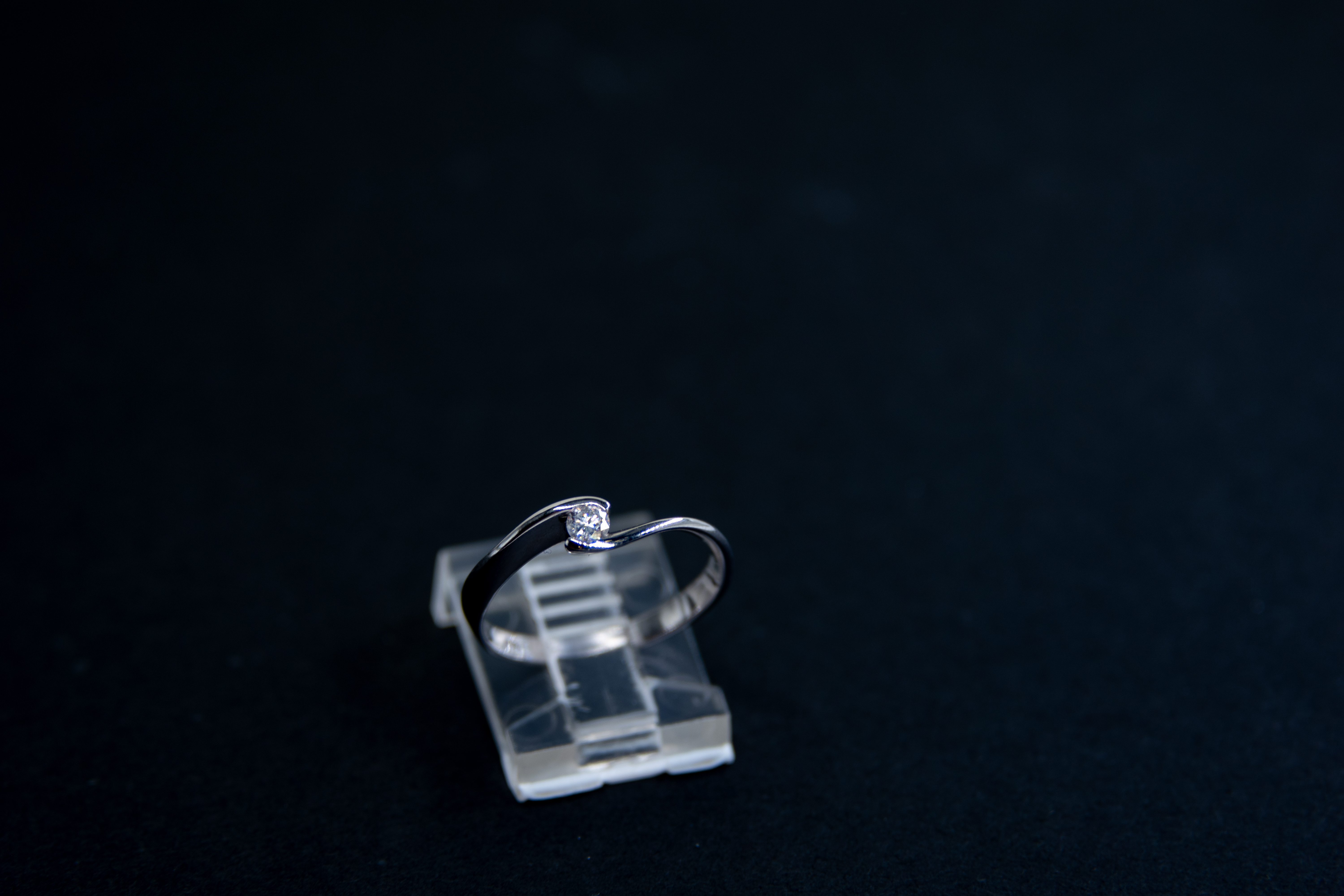 Oro Blanco con Diamante Singular
