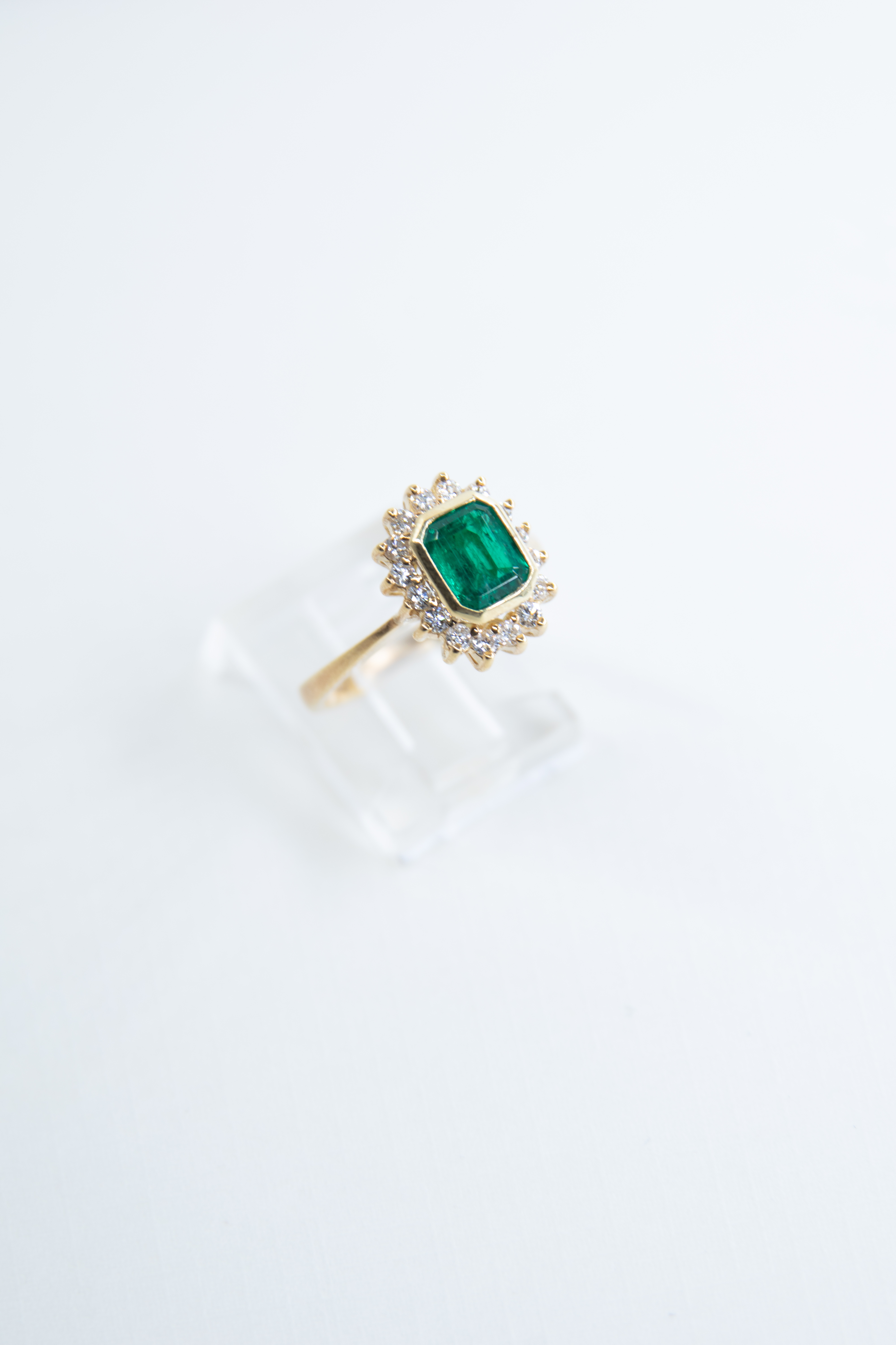 Anillo de oro con esmeralda y diamantes