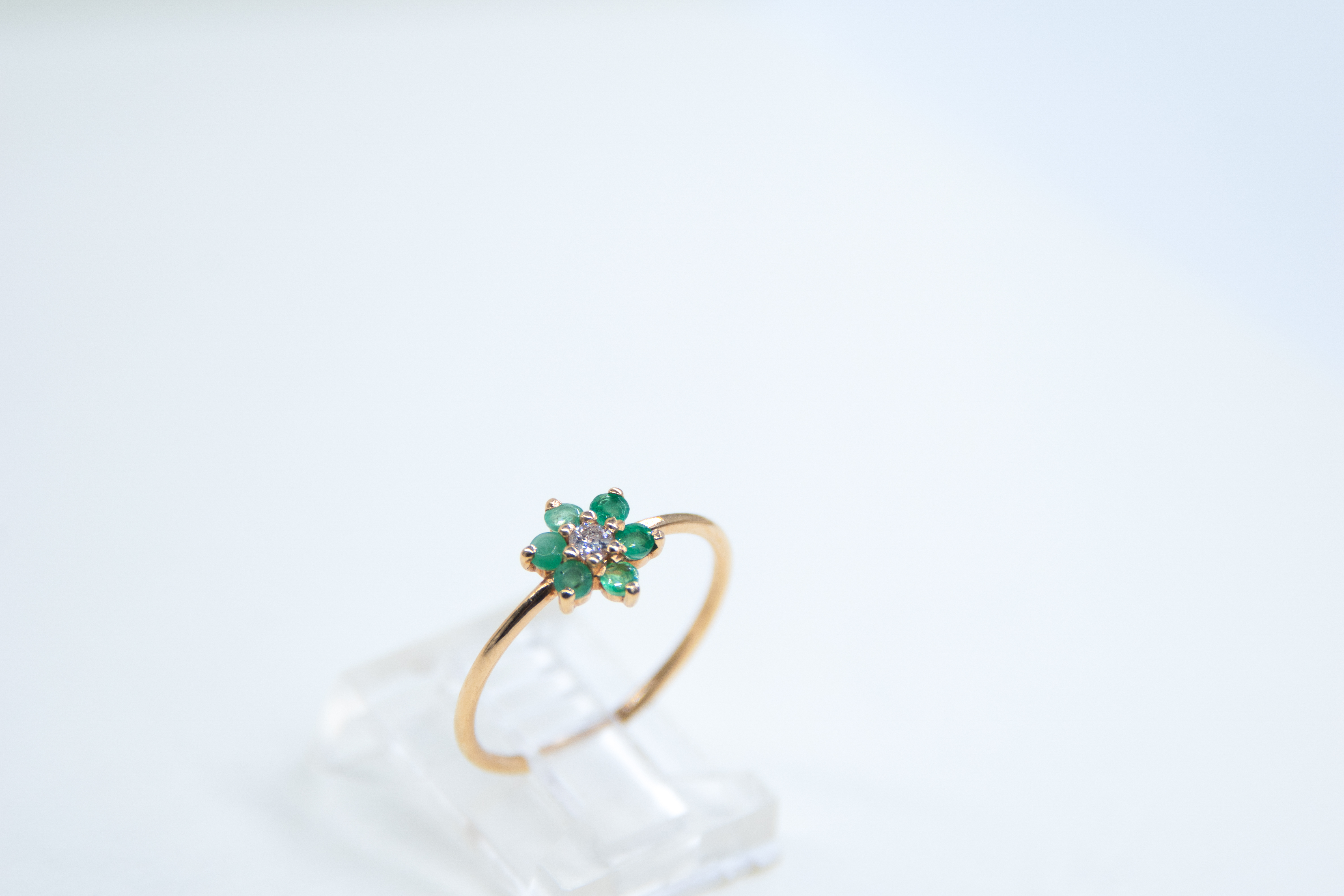 Anillo de oro con flor de esmeralda