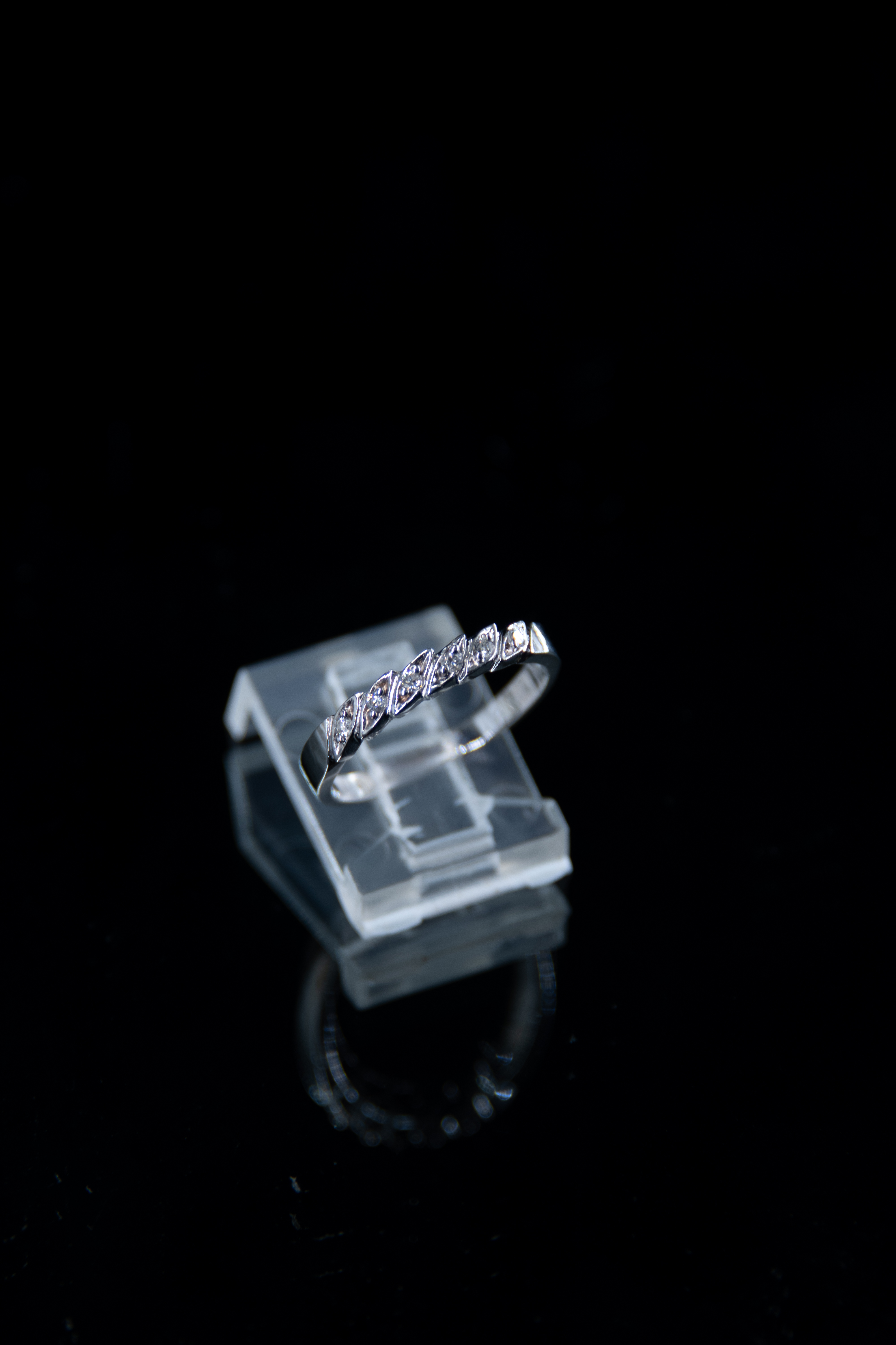 Anillo de oro blanco con incrustaciones