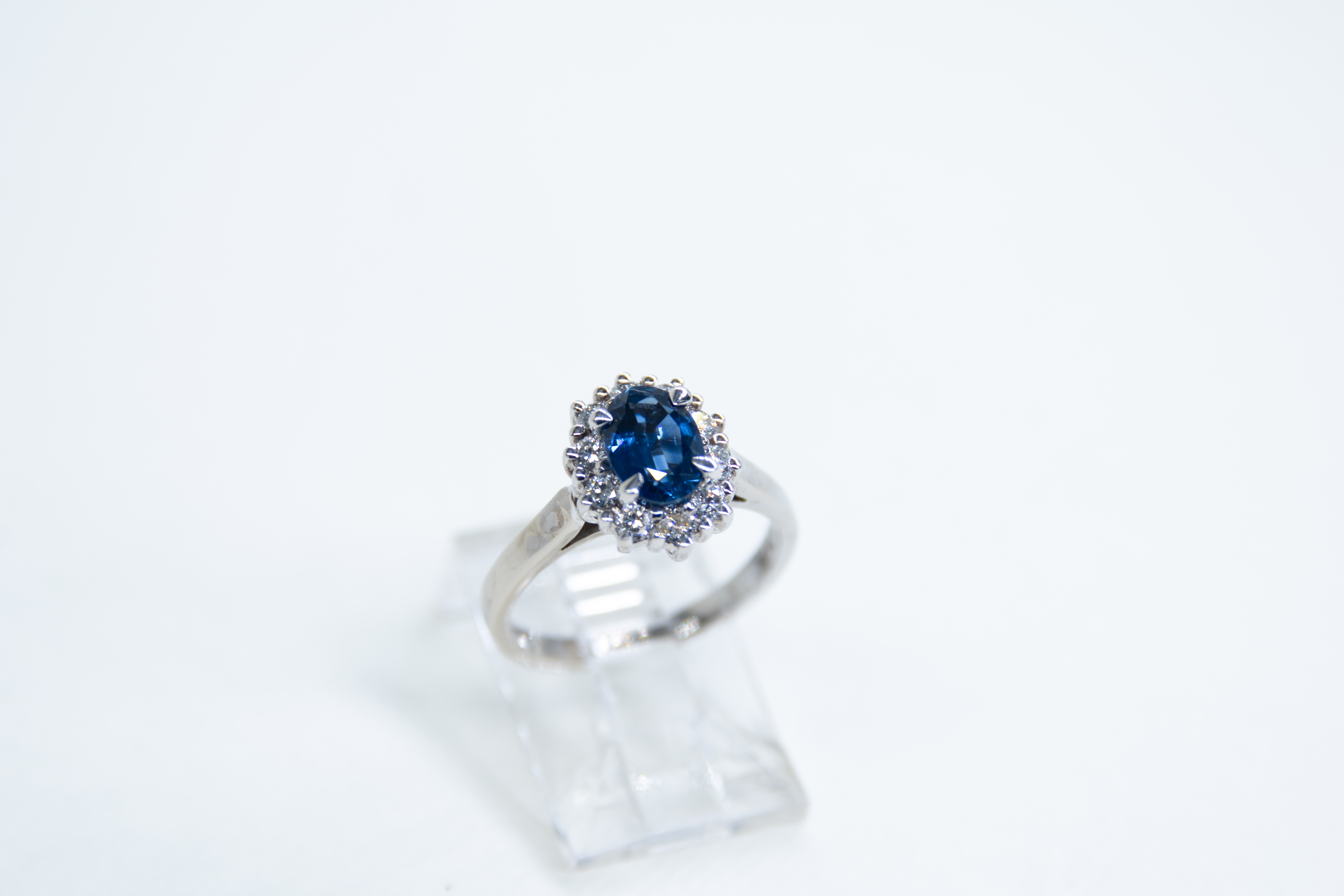 Anillo de plata con zafiro y diamantes