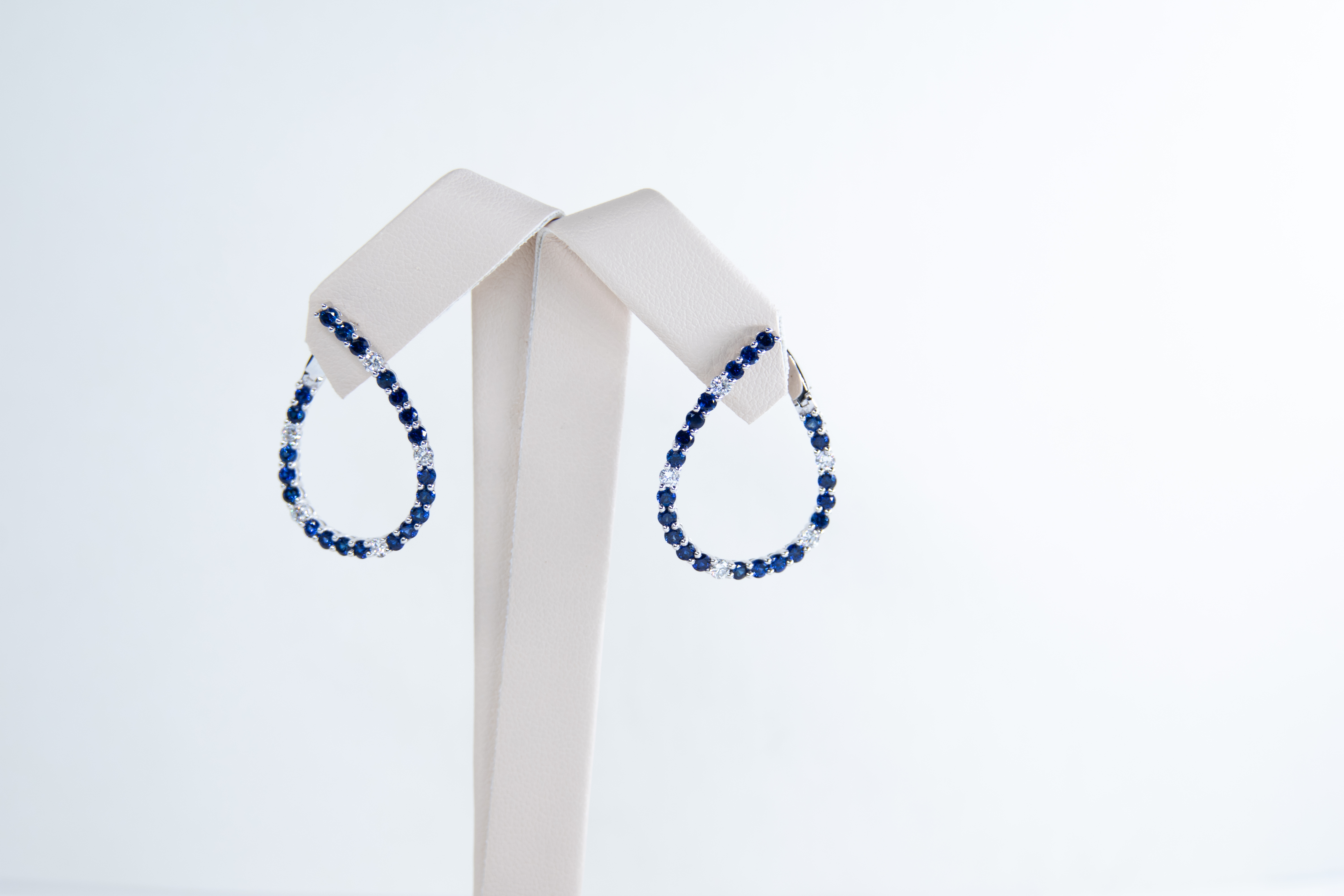 Aretes de aro con cuentas azules