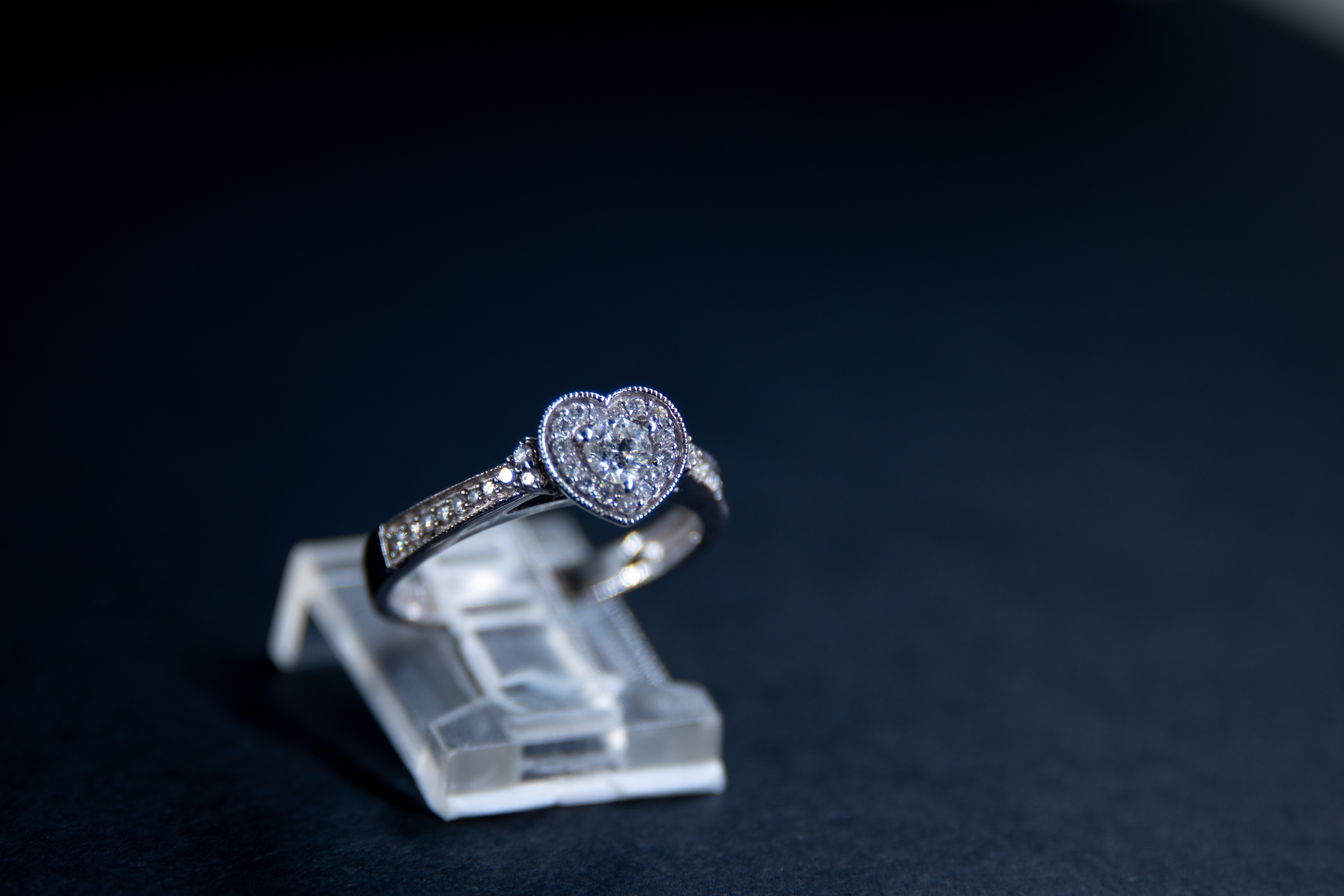 Oro Blanco con Diamantes