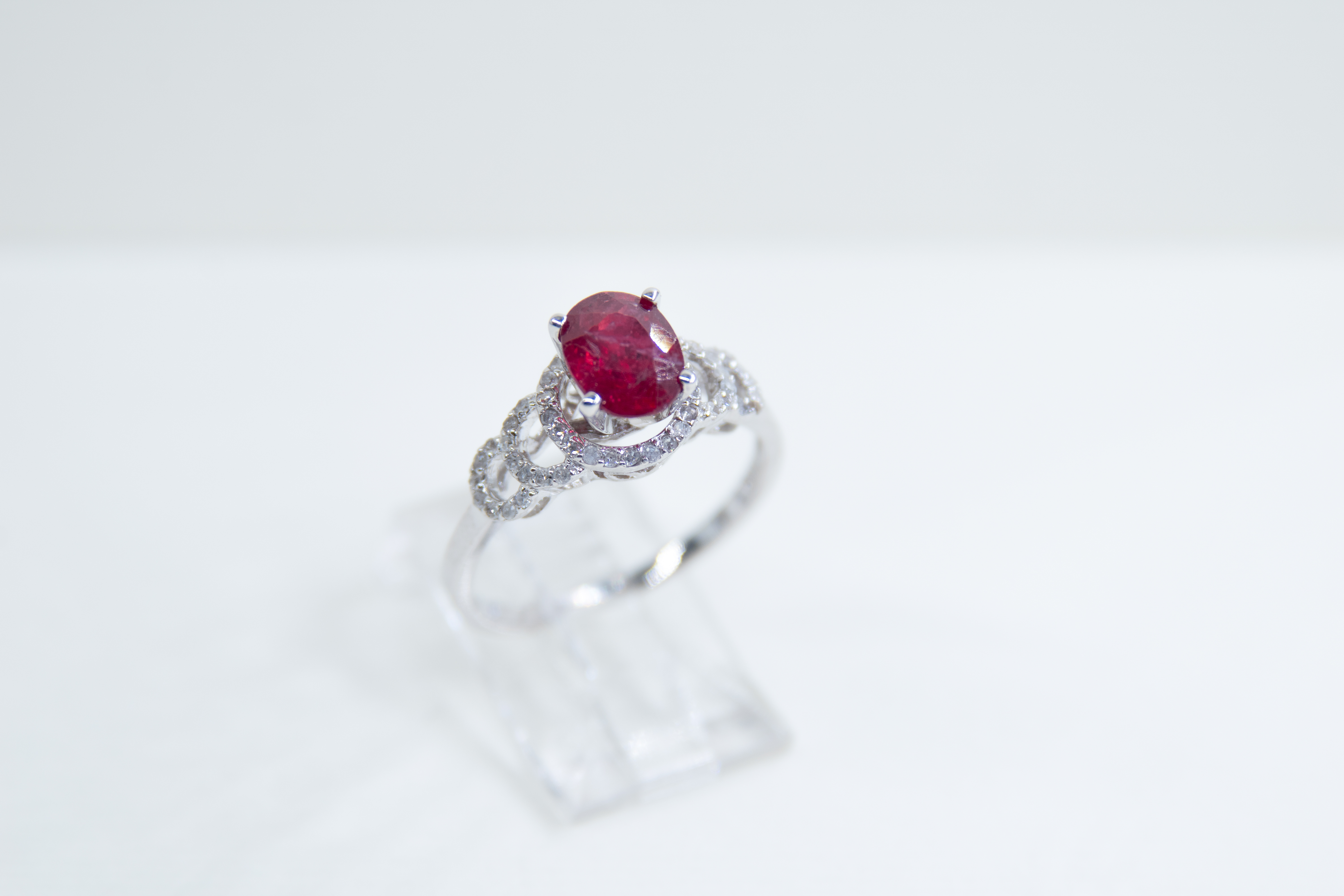Anillo de plata con piedra preciosa rubí