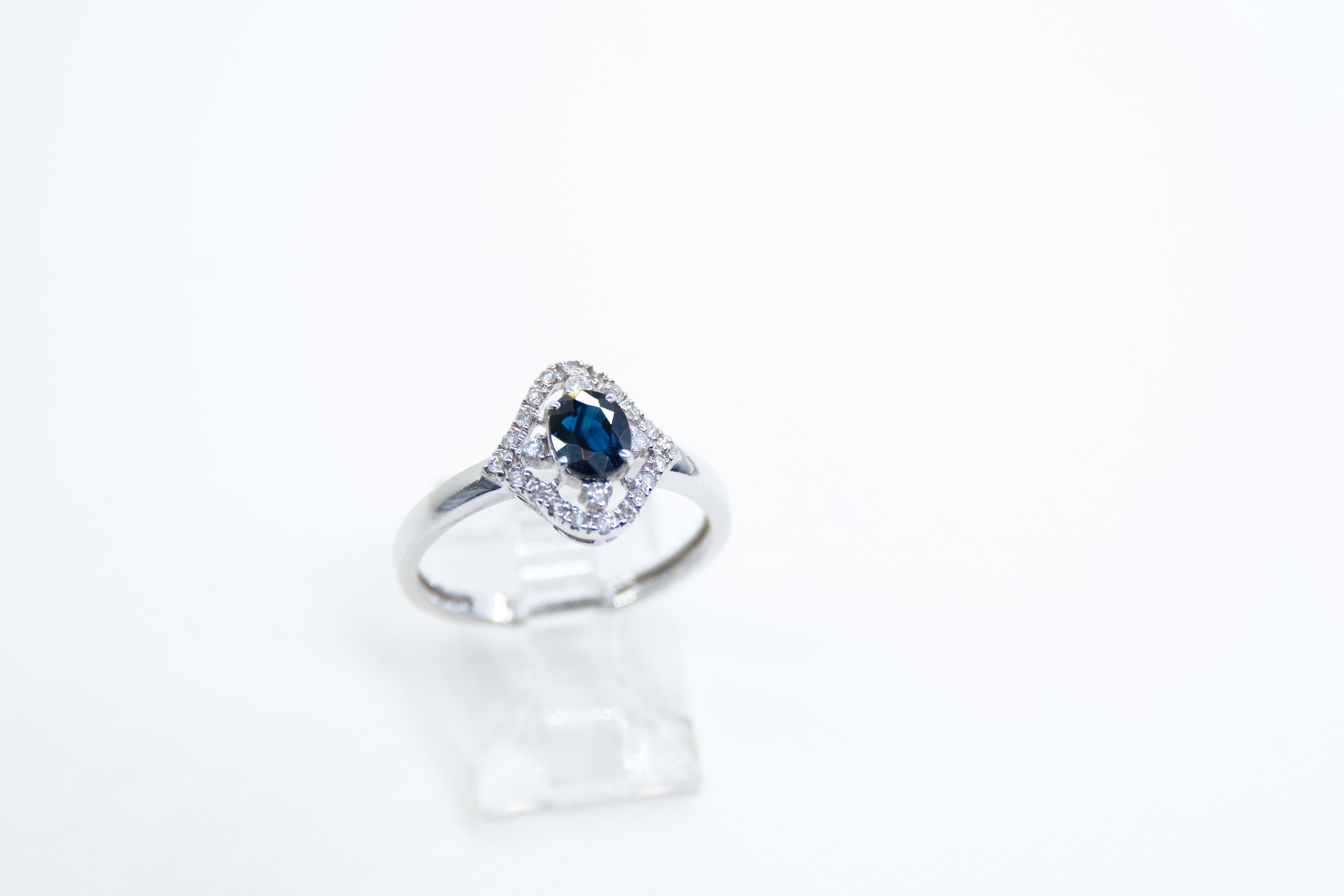Anillo de zafiro y diamantes