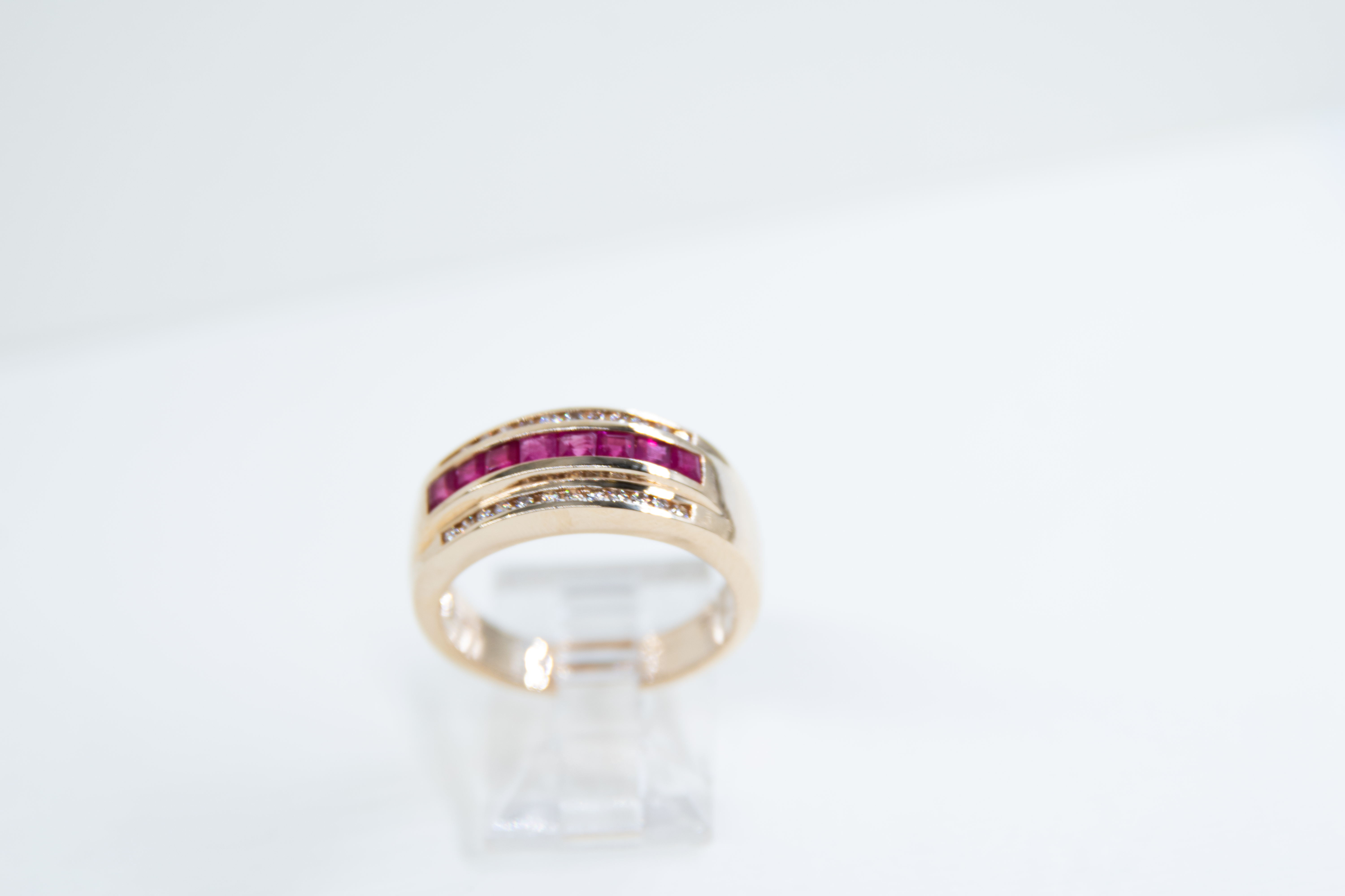 Anillo de oro con piedras rojas