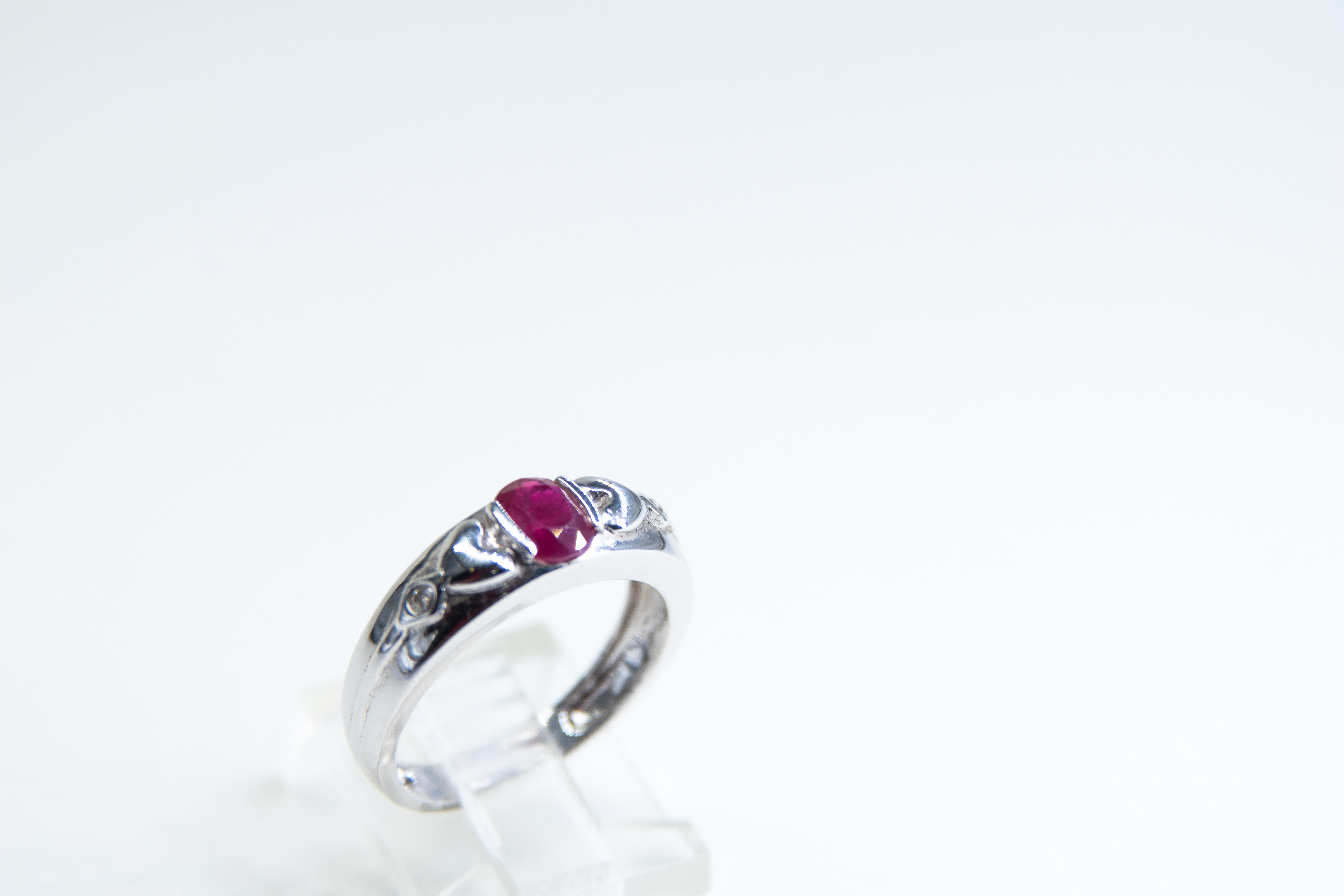 Anillo de plata con piedra preciosa roja