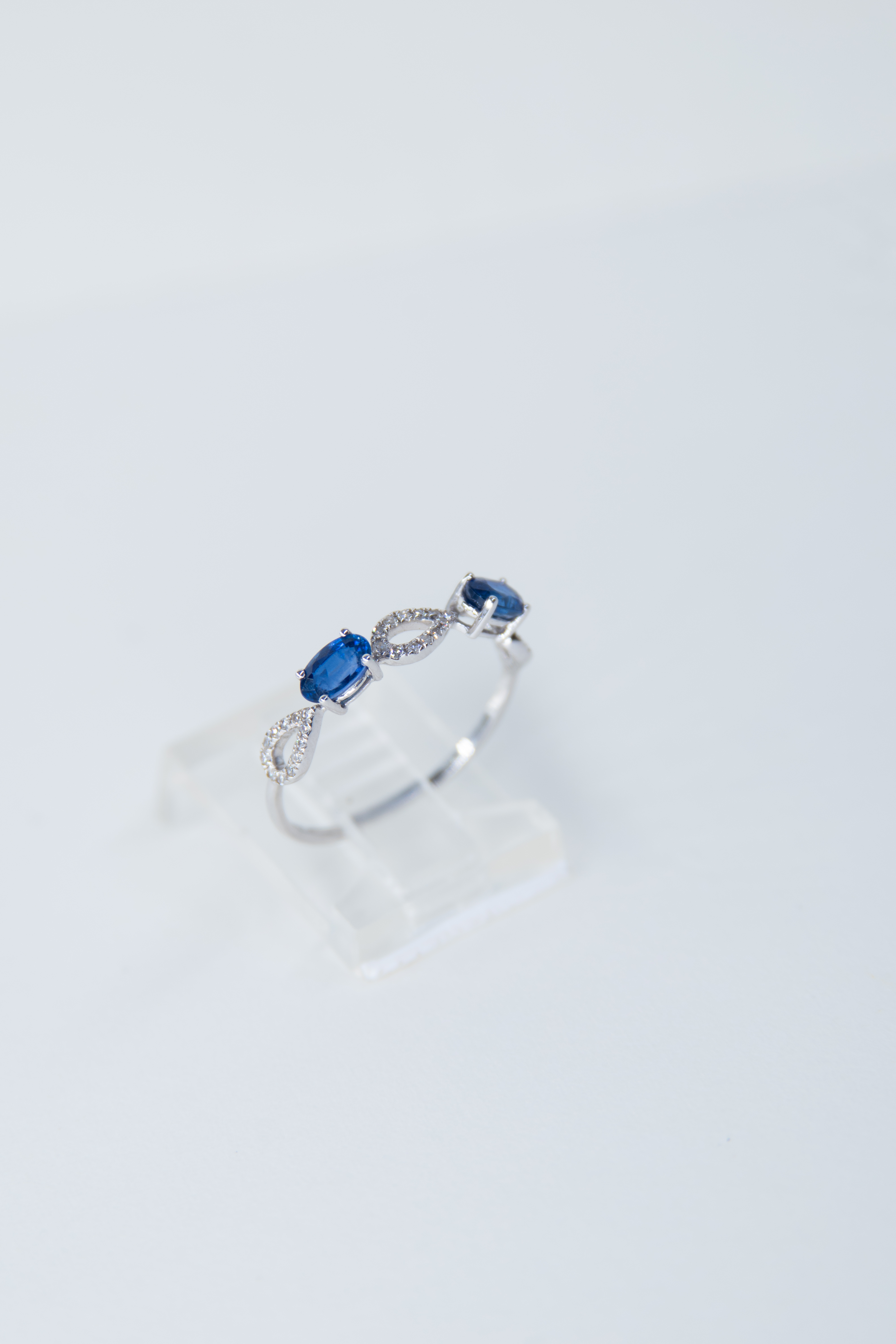 Anillo de plata con zafiro azul