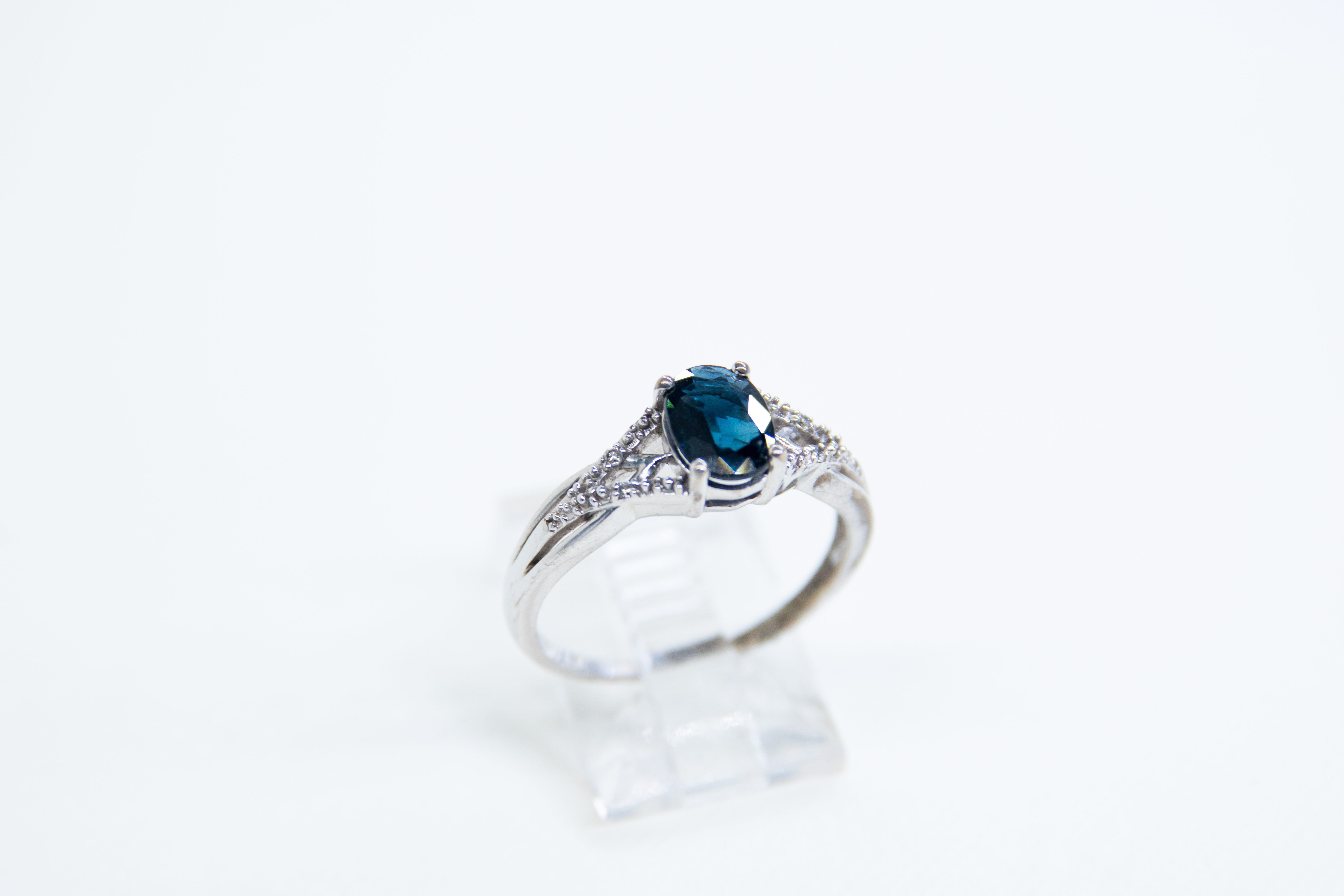 Anillo de plata con piedra preciosa azul