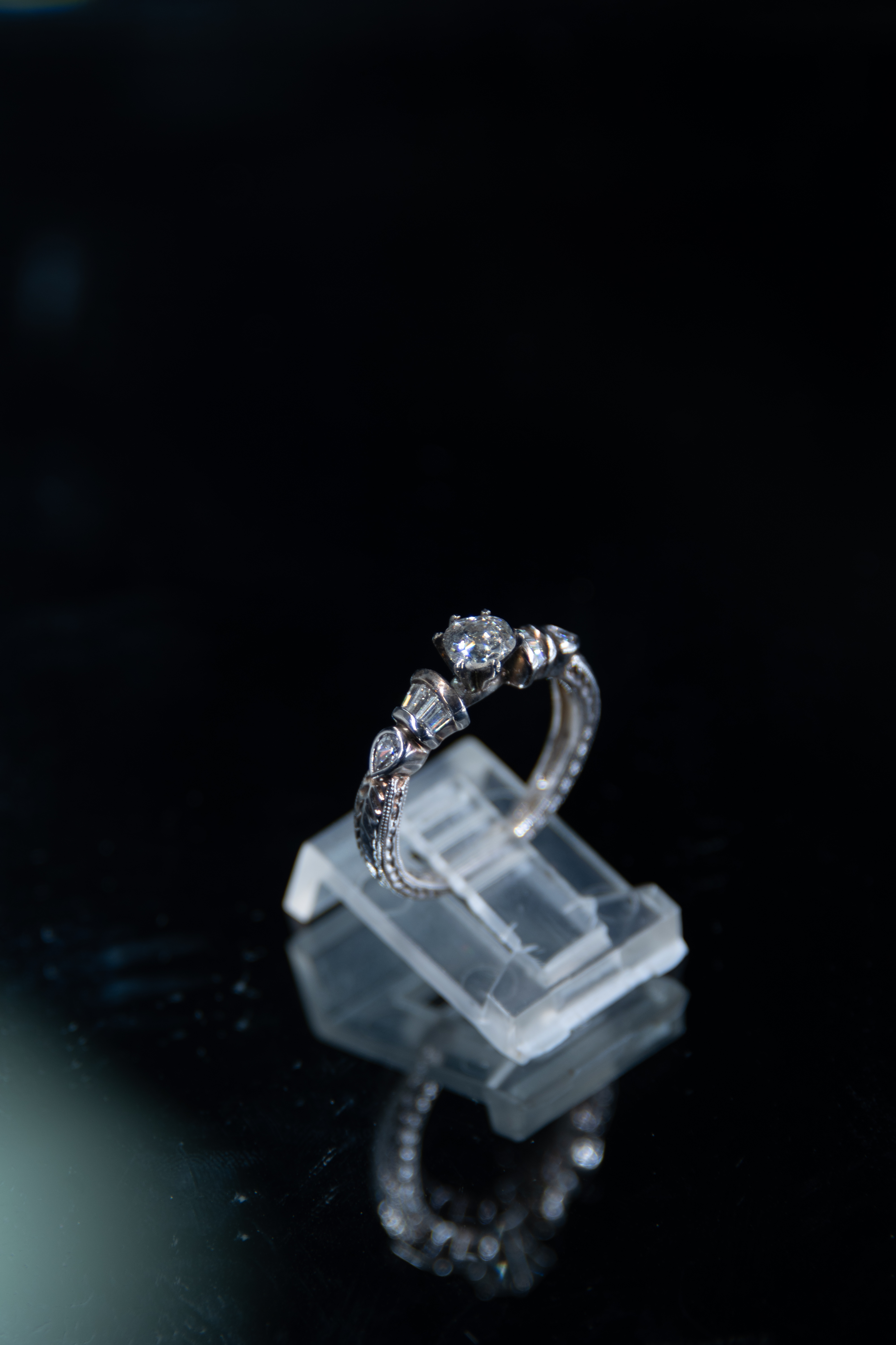 Anillo de compromiso de oro con diamantes