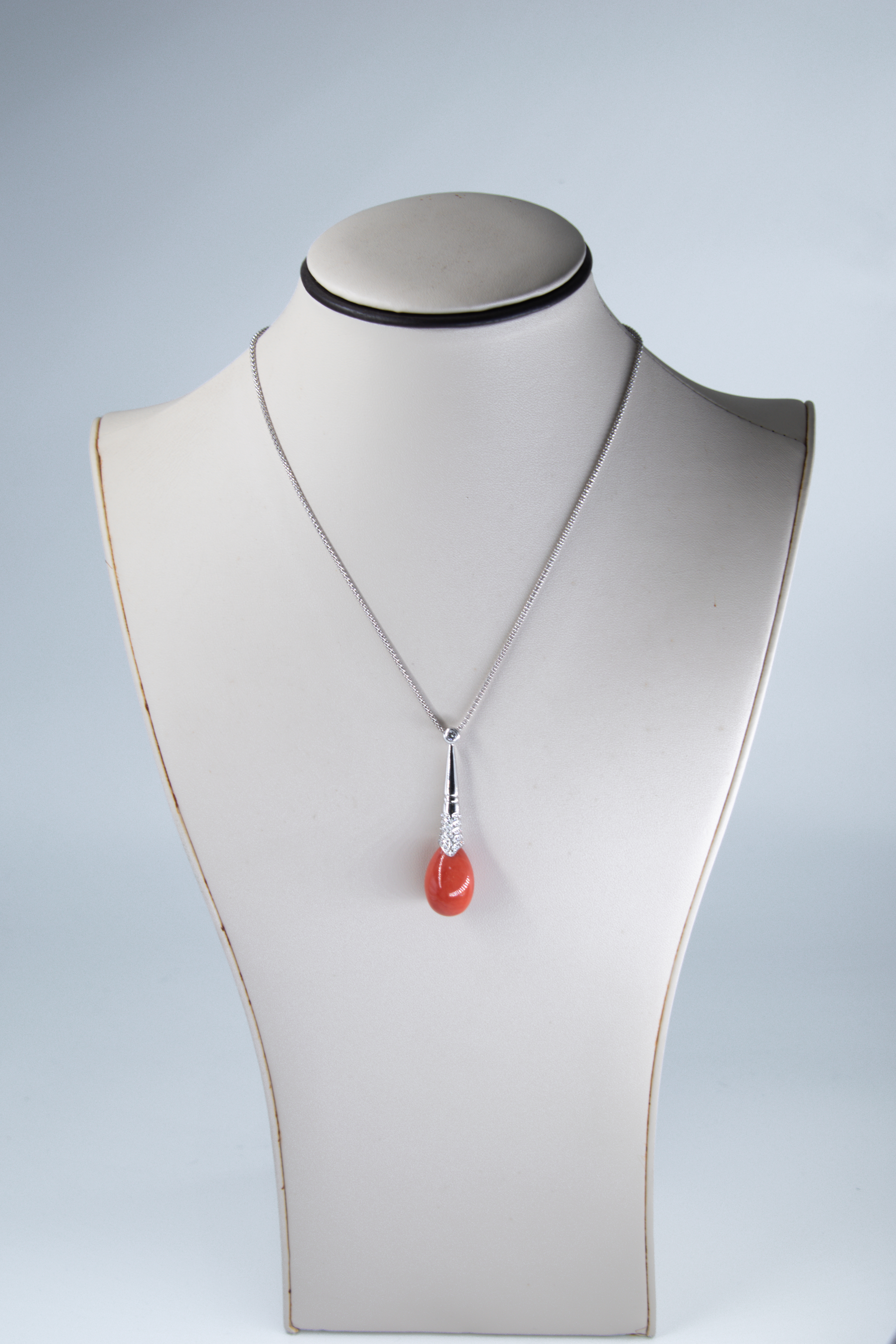 Collar con dije de coral rojo
