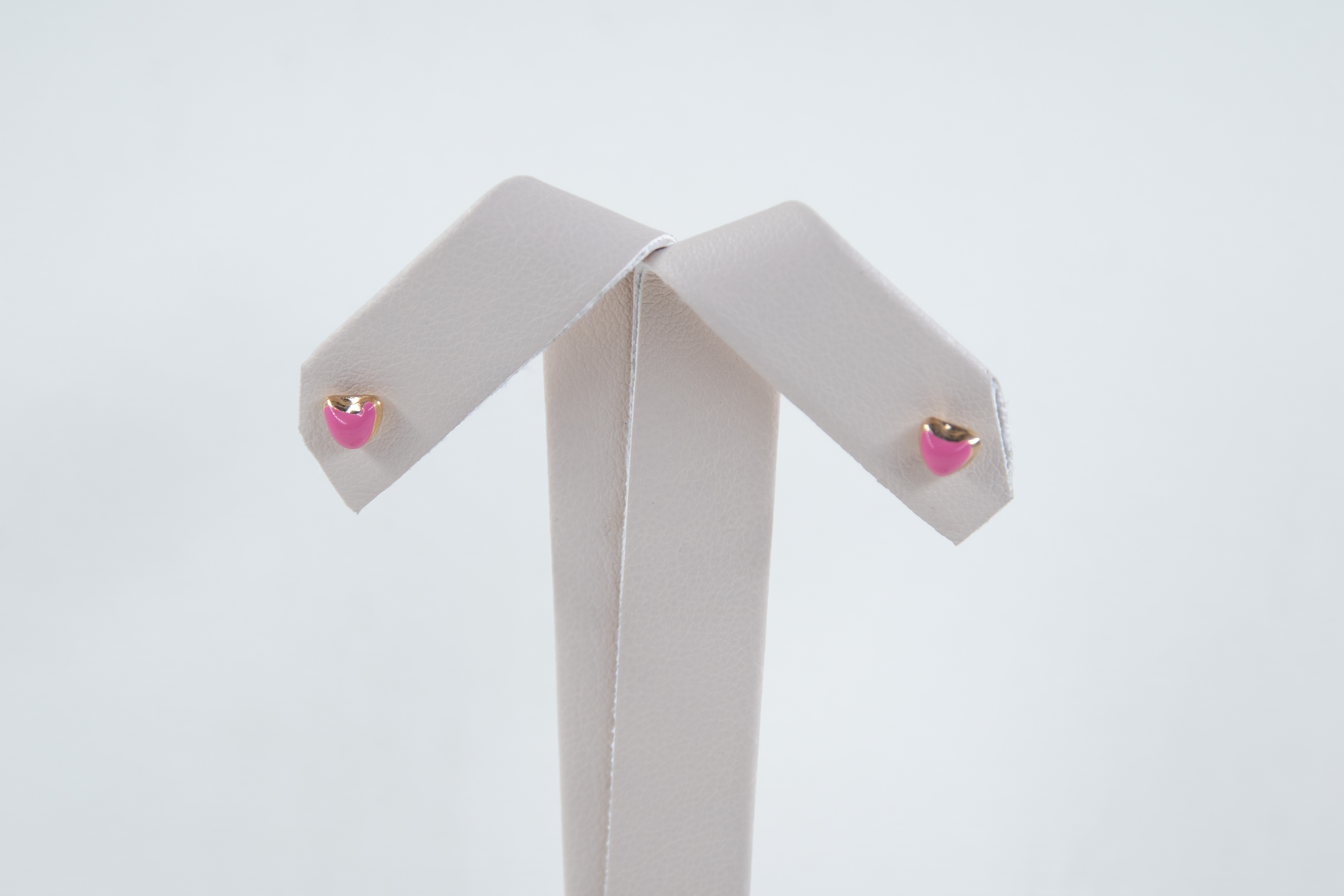 Aretes tipo stud con corazones rosas