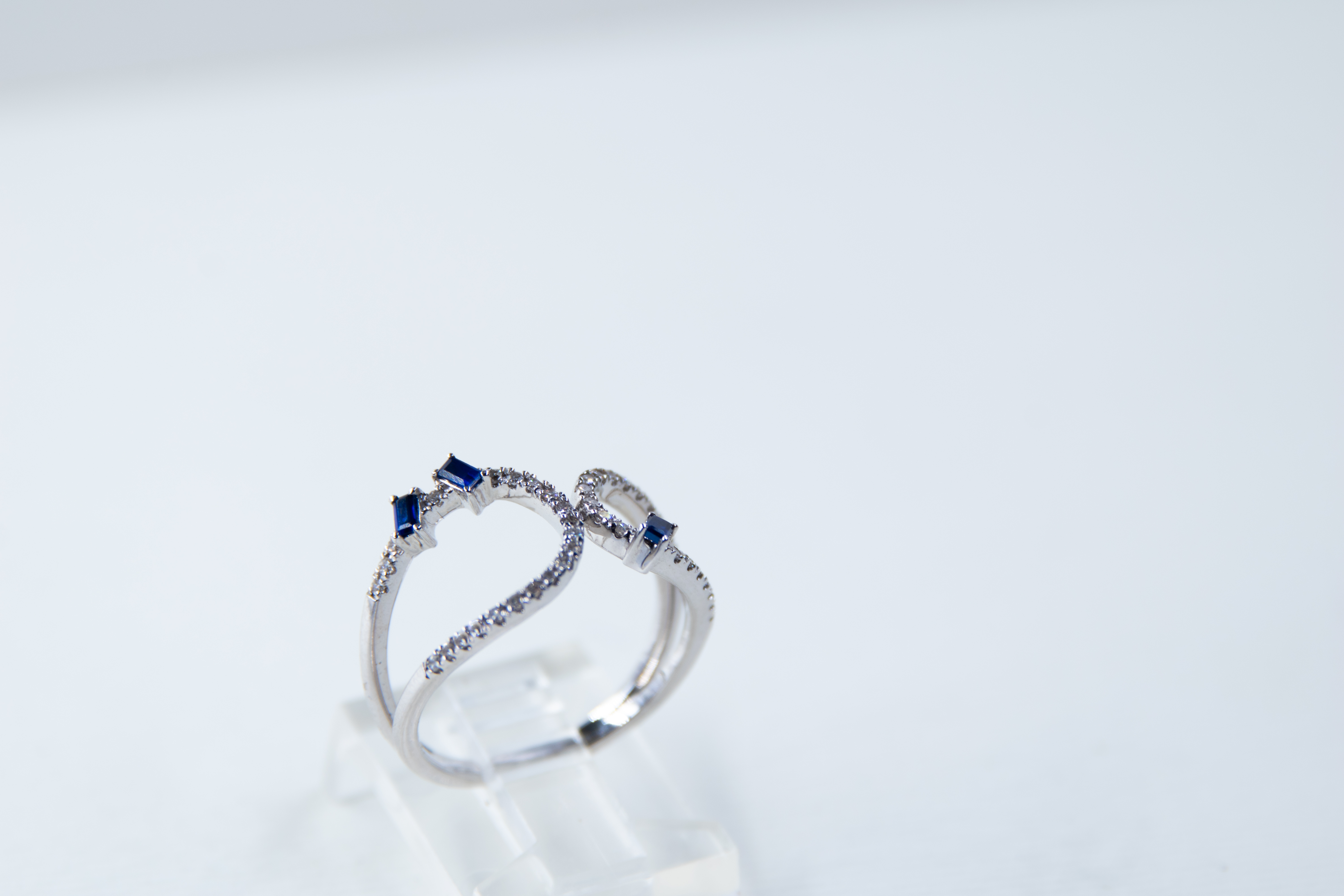 Anillo de plata con zafiro y diamantes