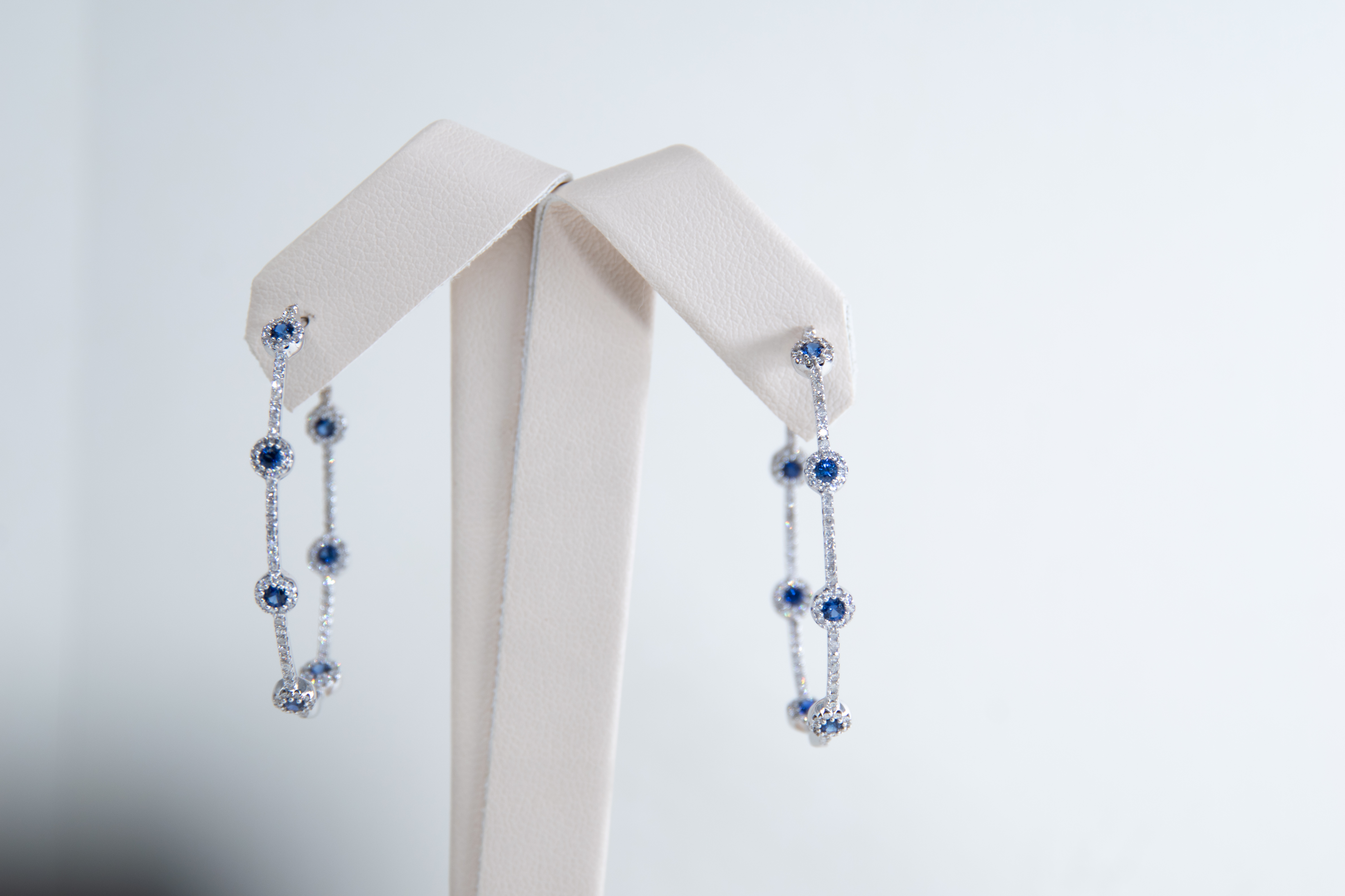 Aretes elegantes en oro blanco con zafiros azules