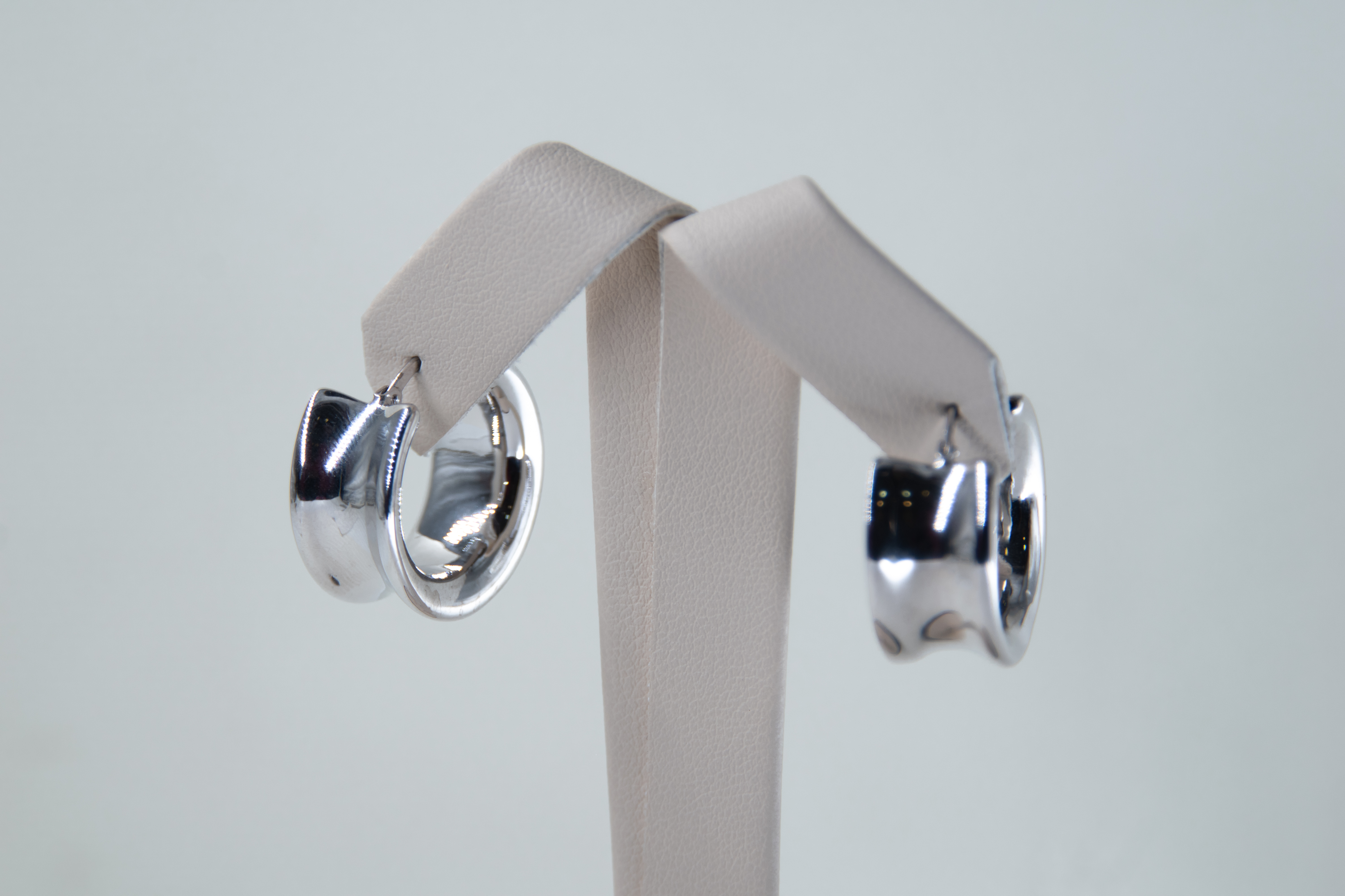 Aretes de aro en oro blanco