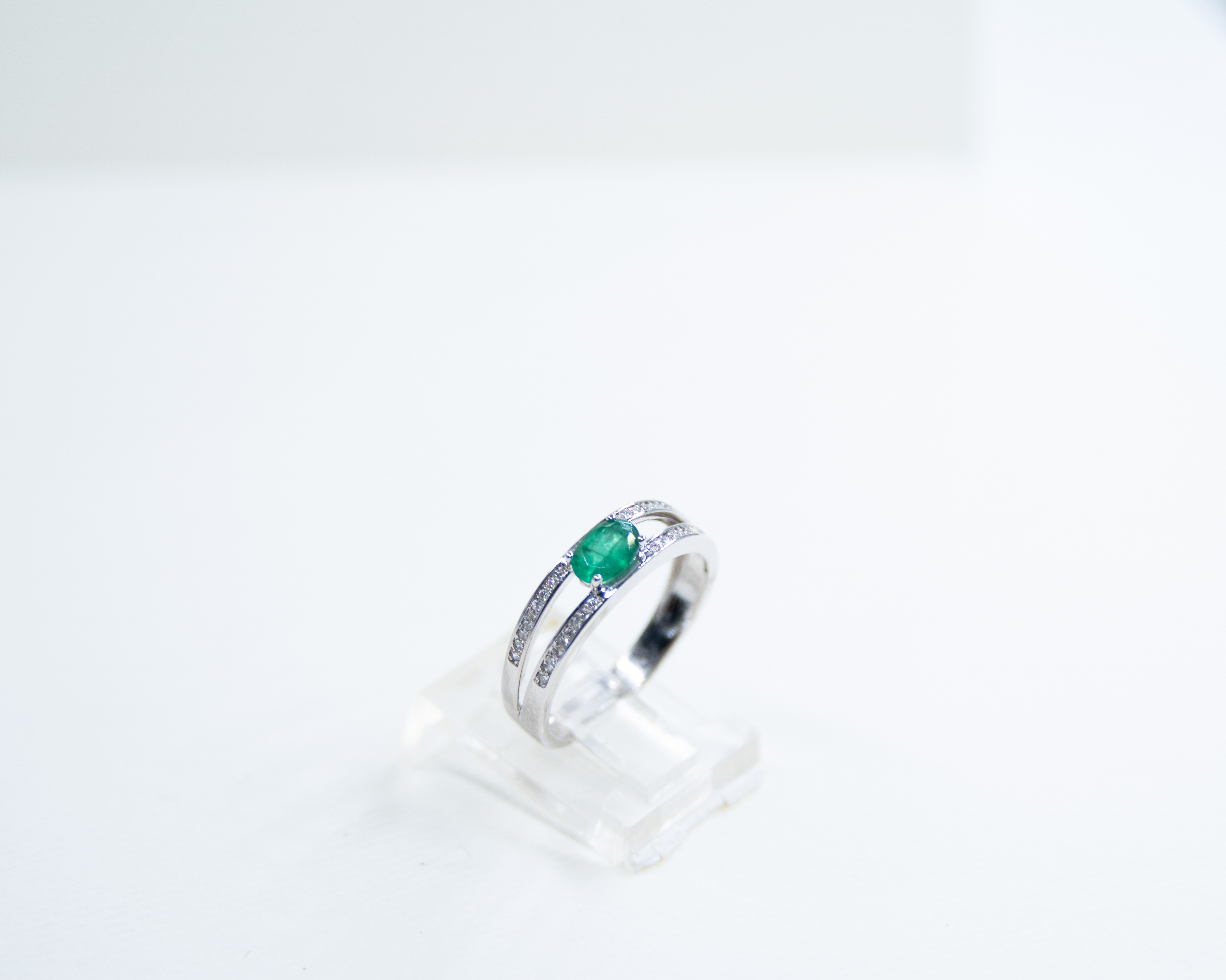 Anillo de plata con esmeralda y diamantes