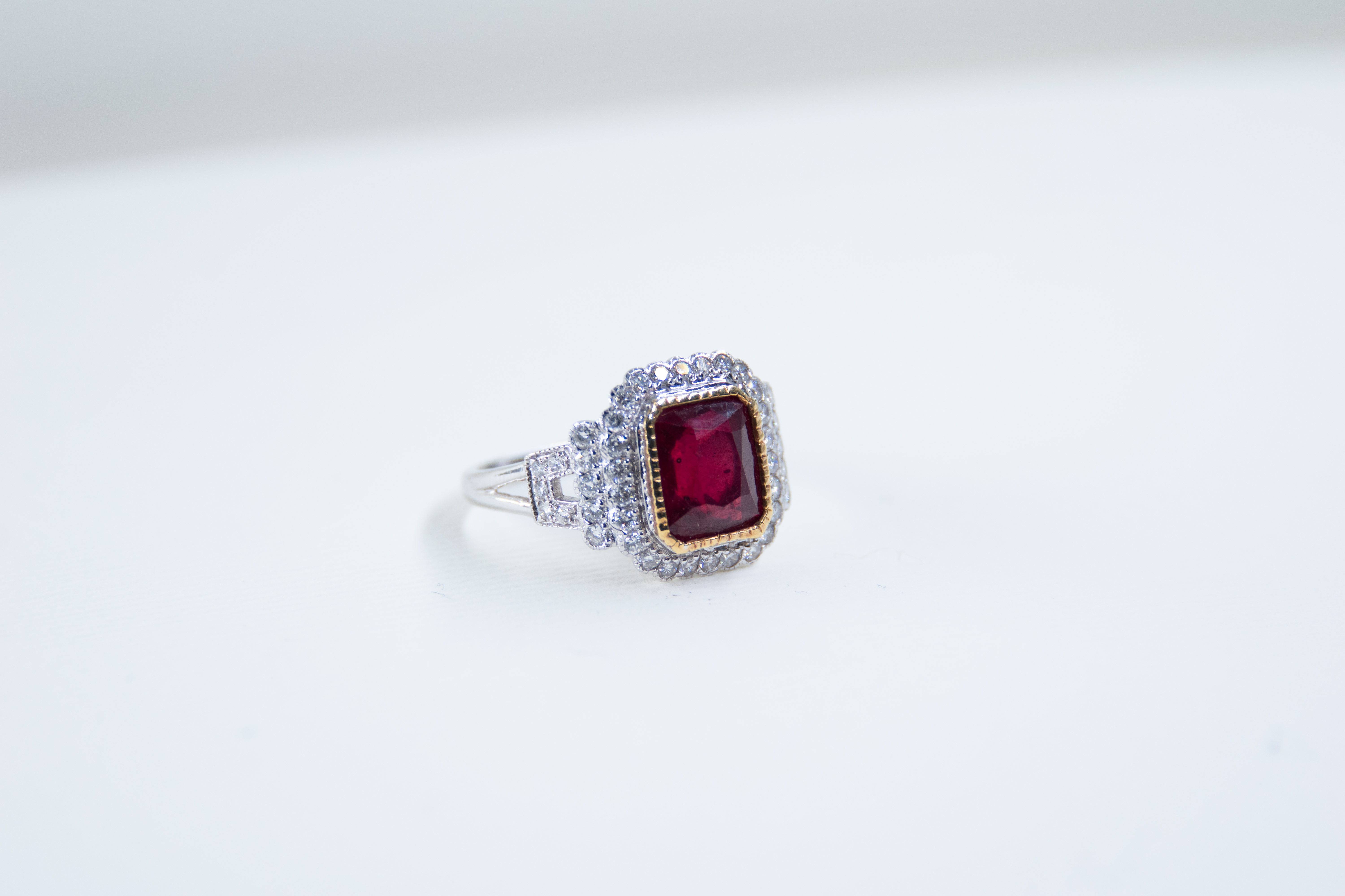 Elegante anillo de rubí y diamantes