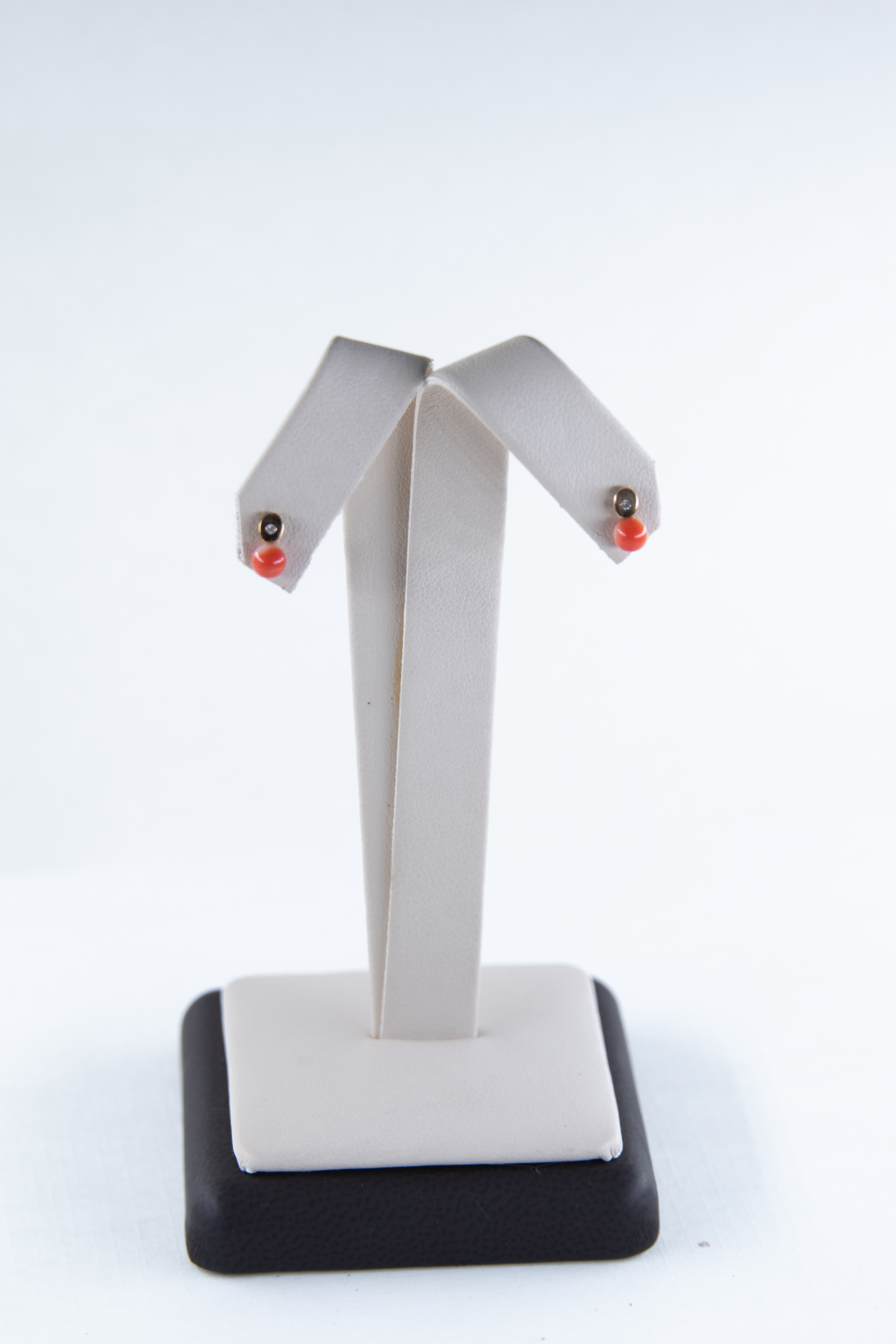 Aretes tipo stud con cuentas rojas