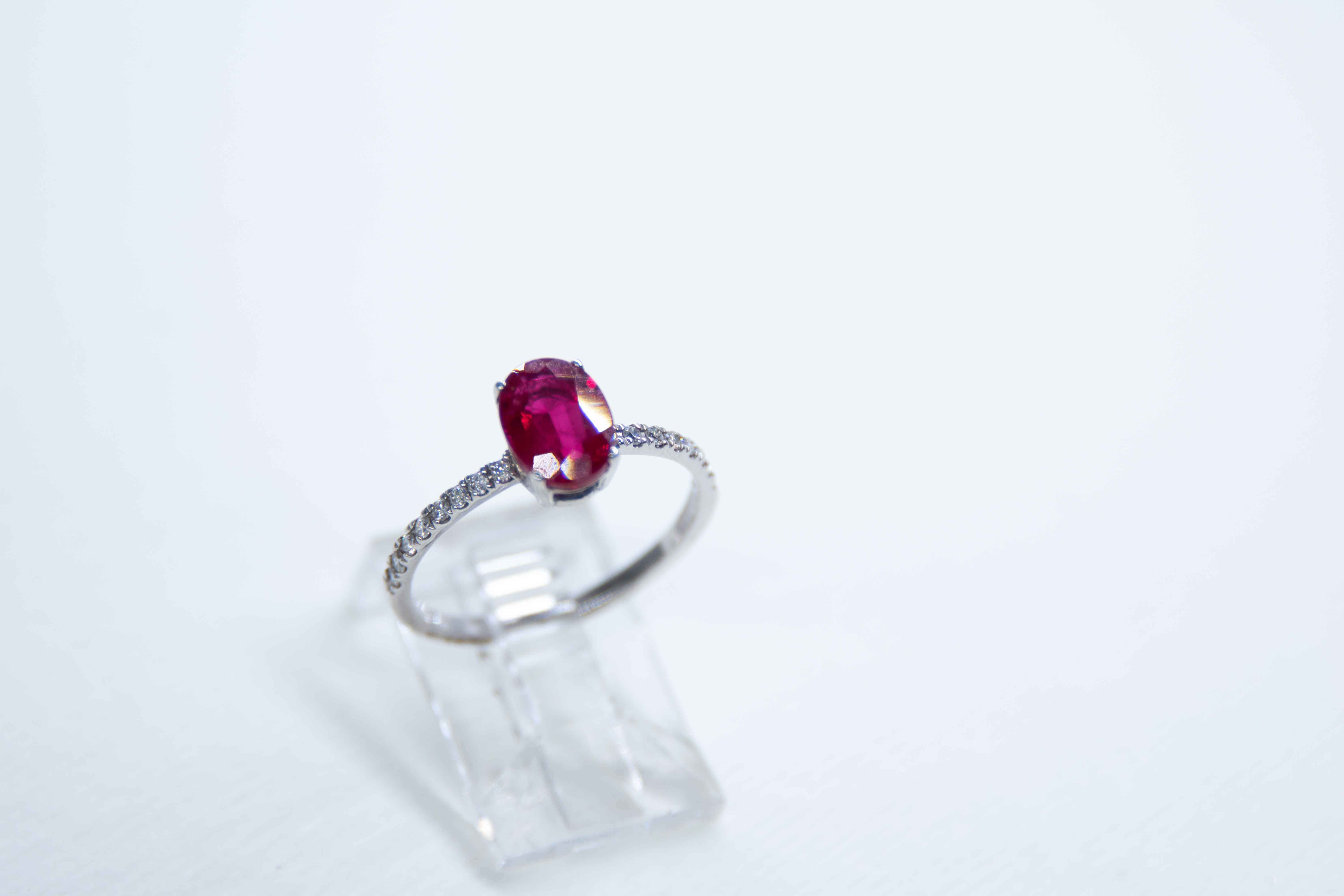 Anillo de piedras preciosas de rubí