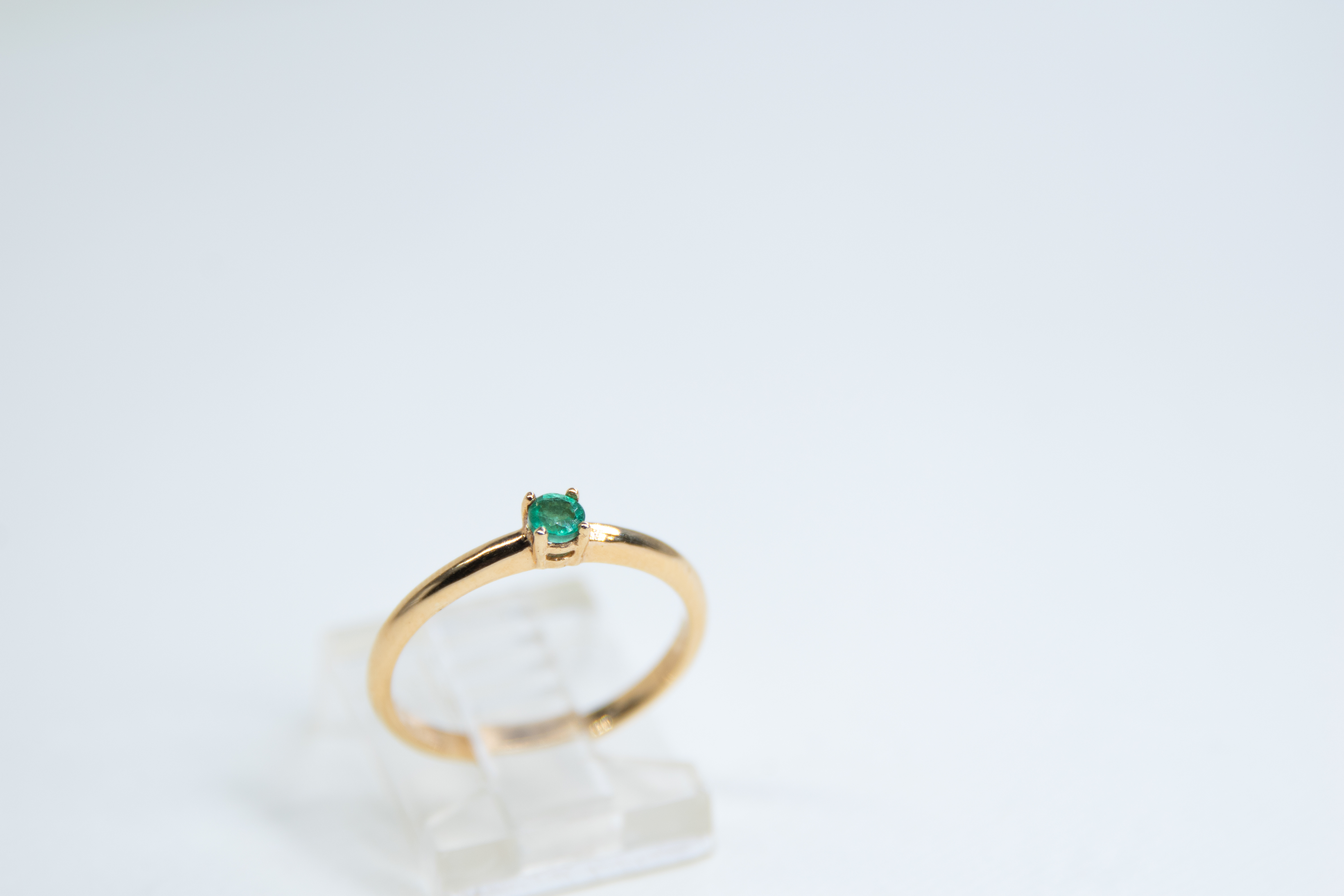 Anillo de oro con esmeralda