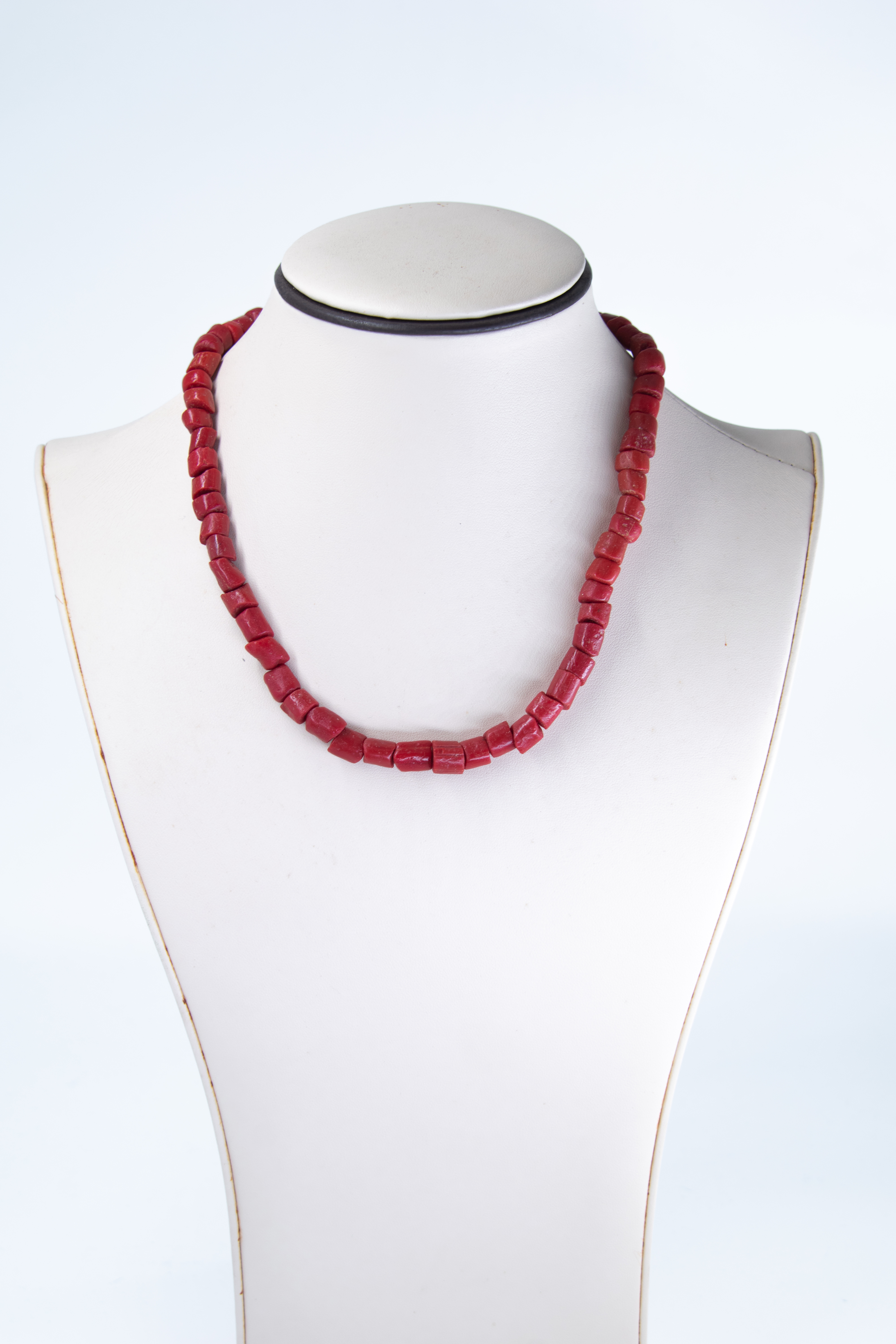 Collar de cuentas rojas de coral
