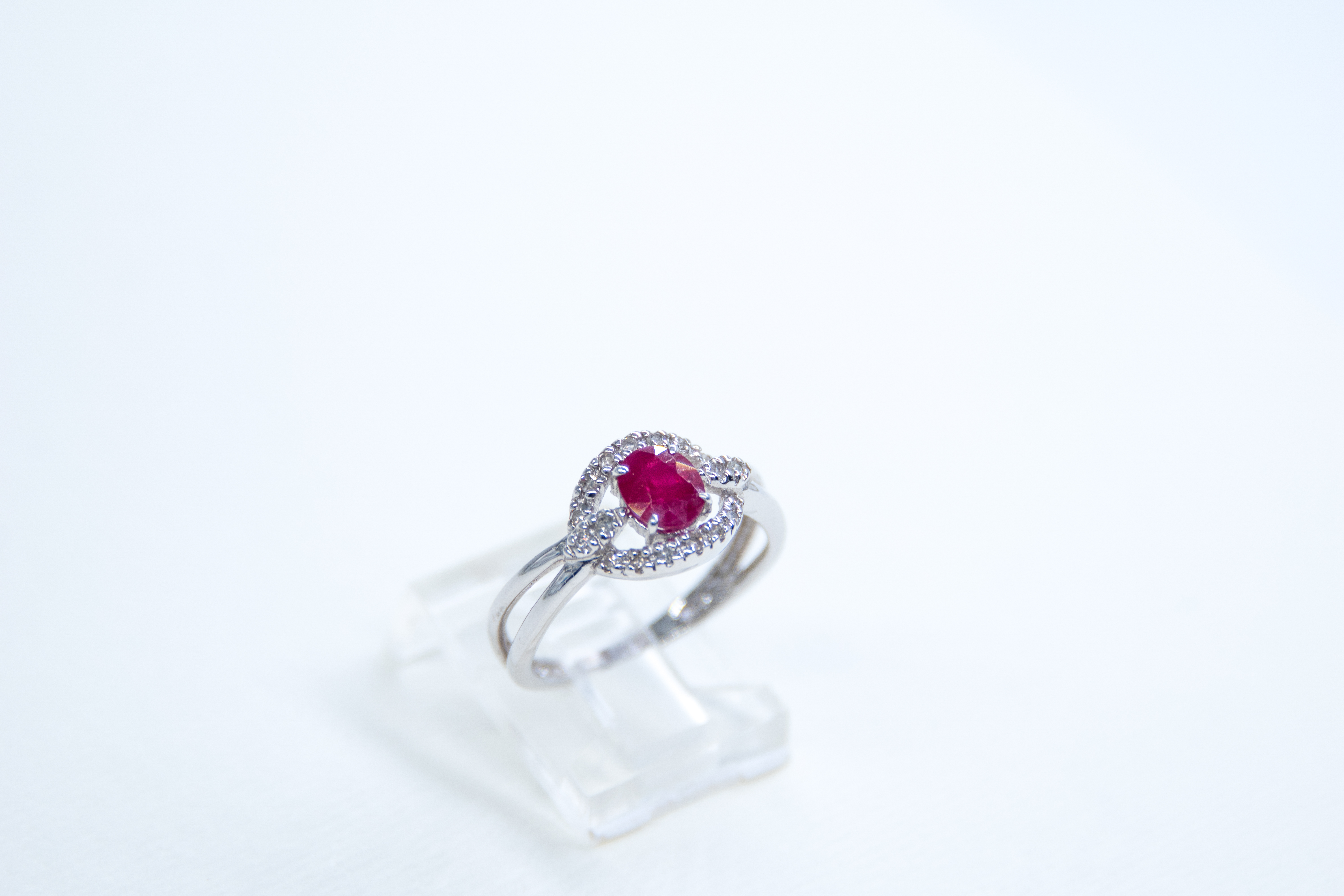 Anillo de plata con rubí y diamantes