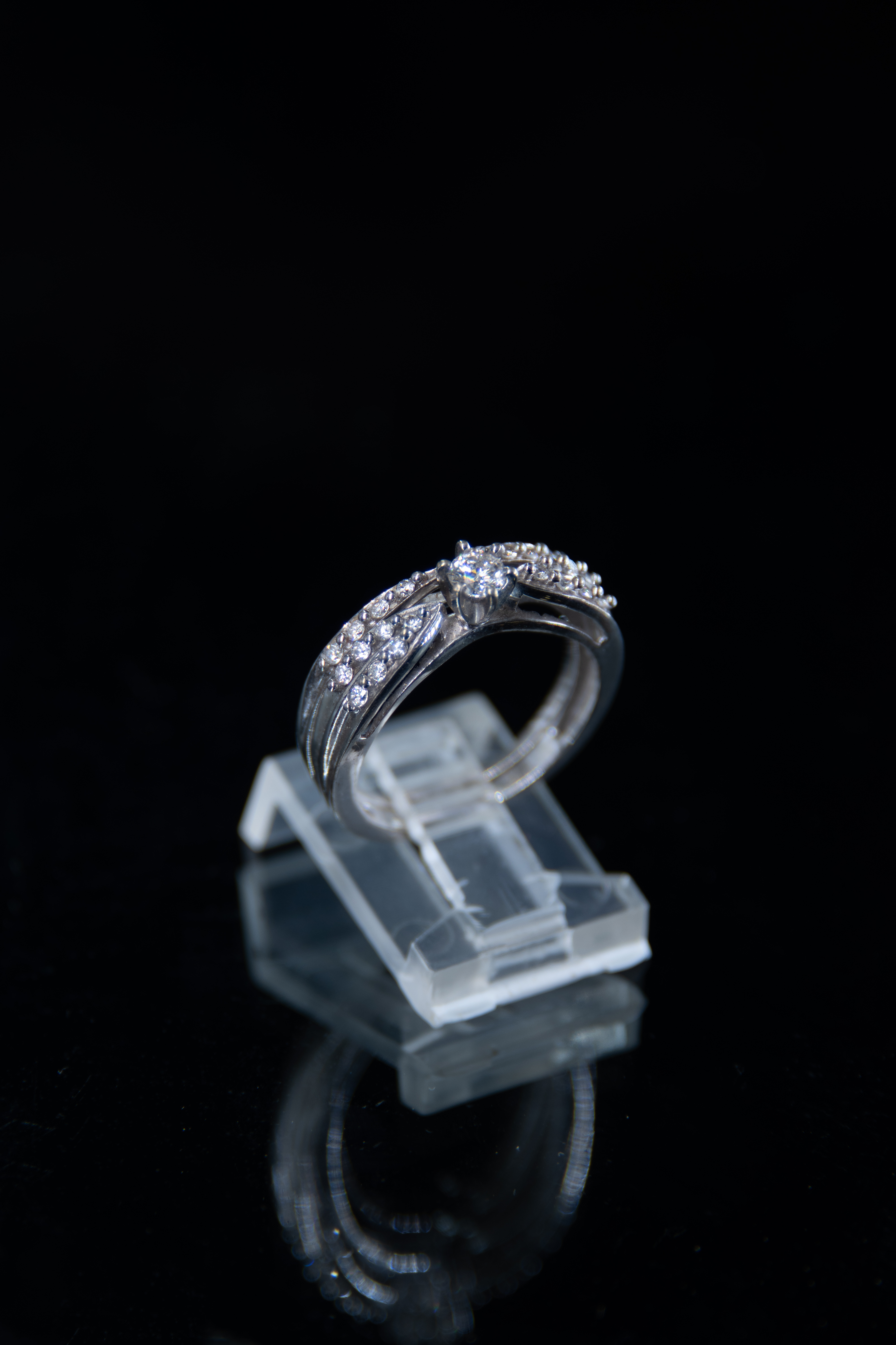 Anillo de oro con diamante
